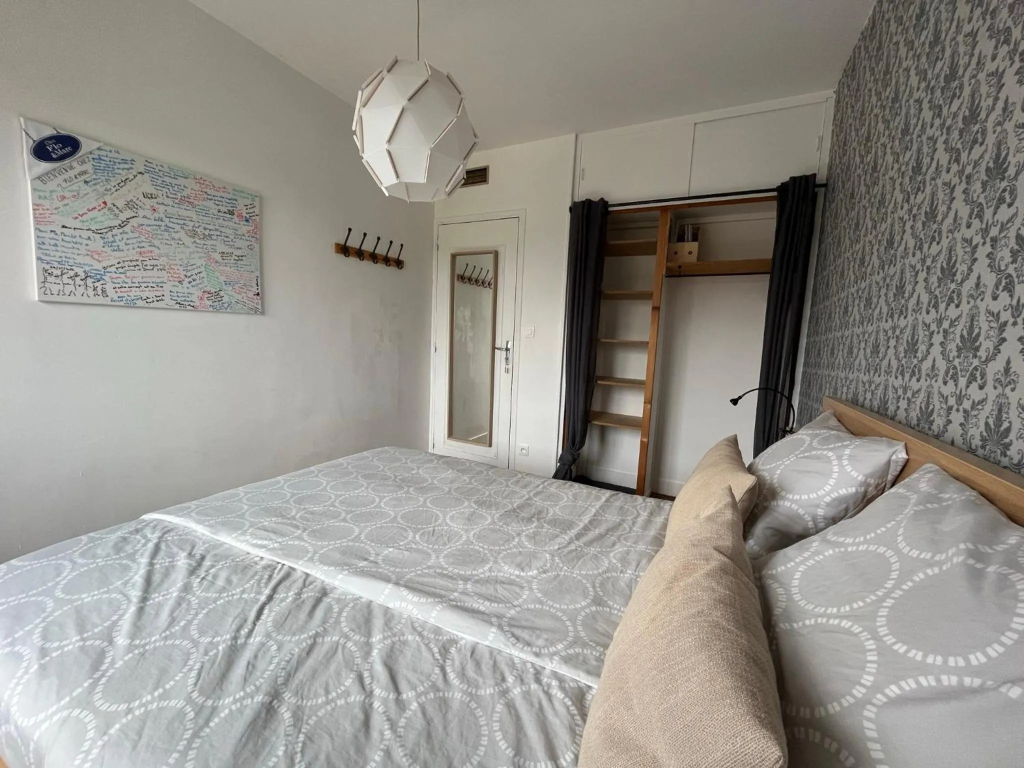 Photo of the whole room, Bed in Chez Flo et Marc