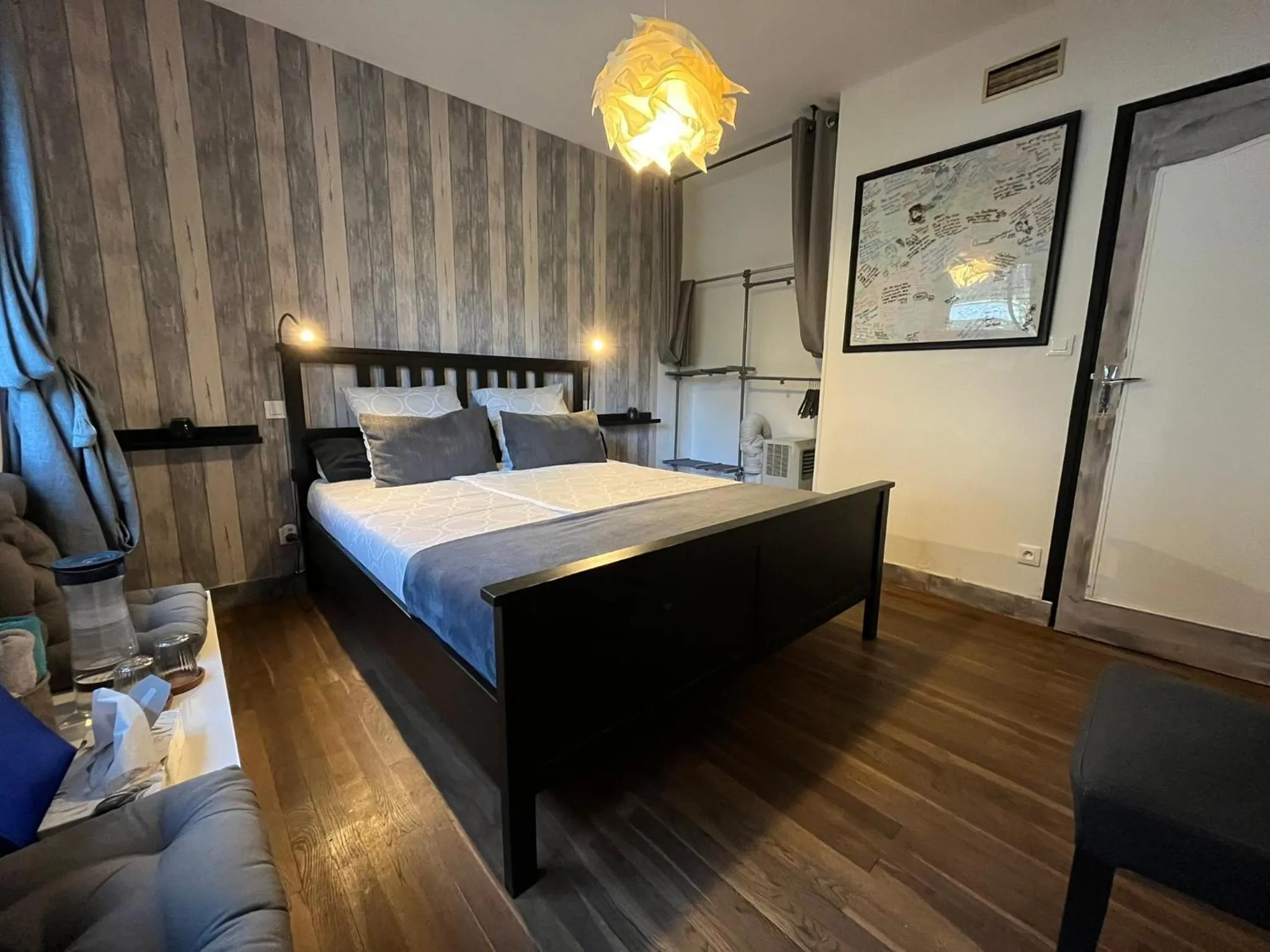 Photo of the whole room, Bed in Chez Flo et Marc