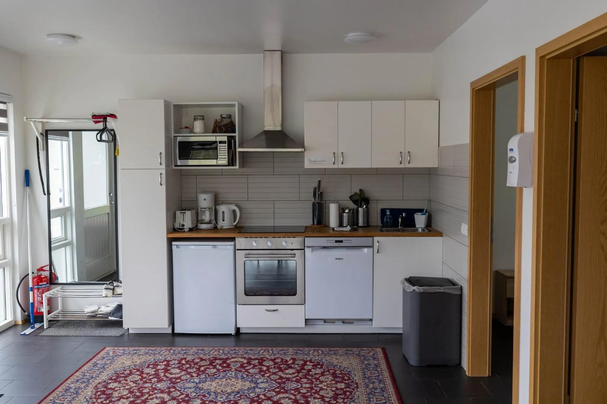 Communal kitchen in Kirkjufell Guesthouse and Apartments