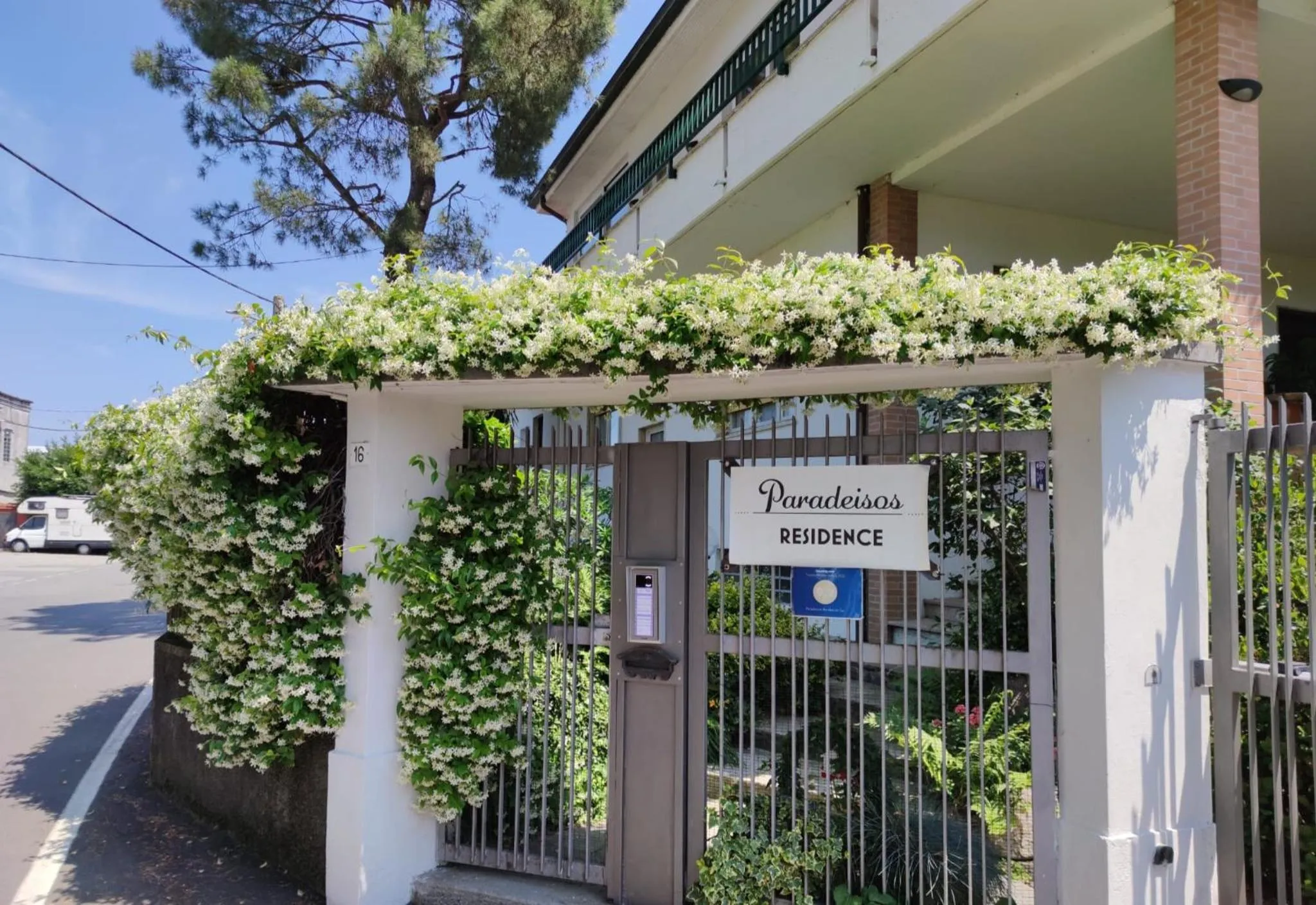 Property building in Paradeisos Residence Sas