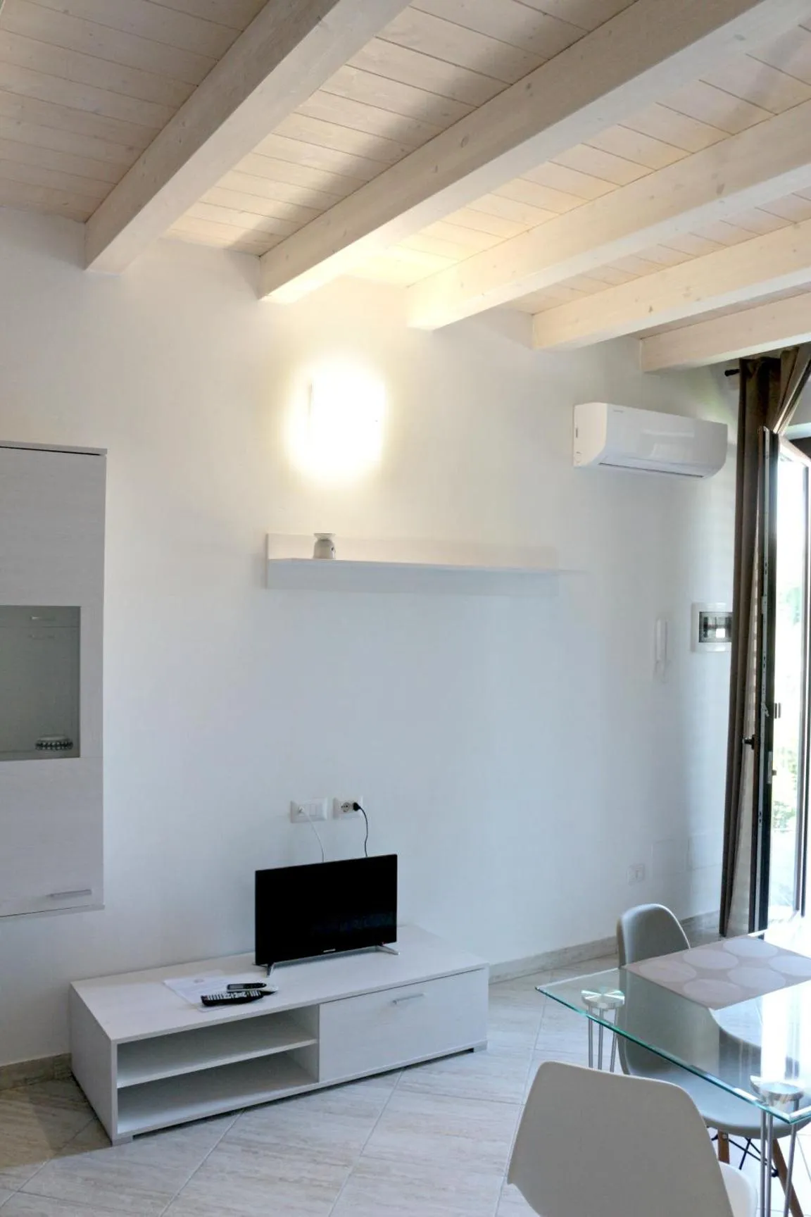 TV and multimedia in Paradeisos Residence Sas
