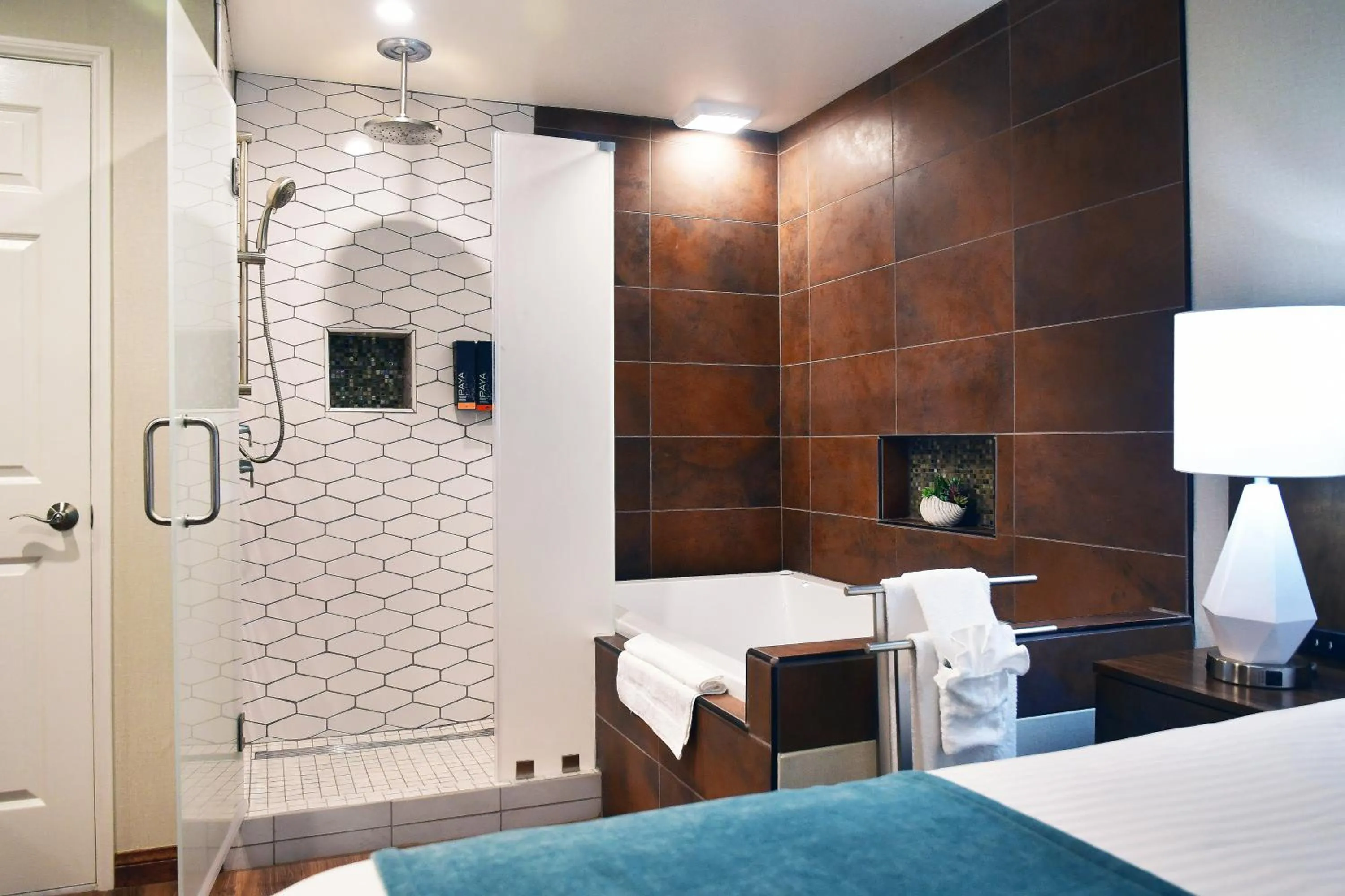 Shower, Bed in Old Town Inn