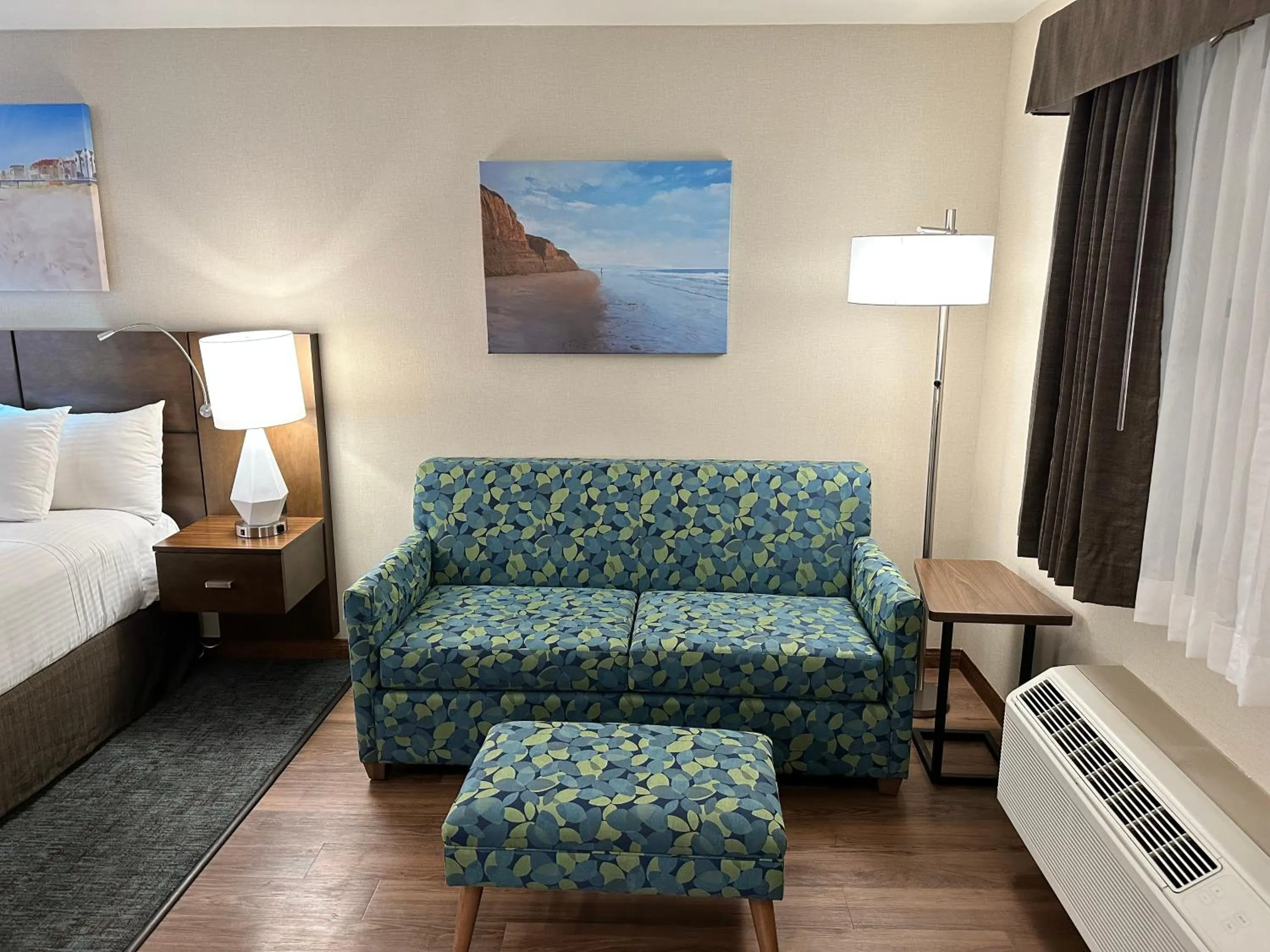 Seating area, Bed in Old Town Inn