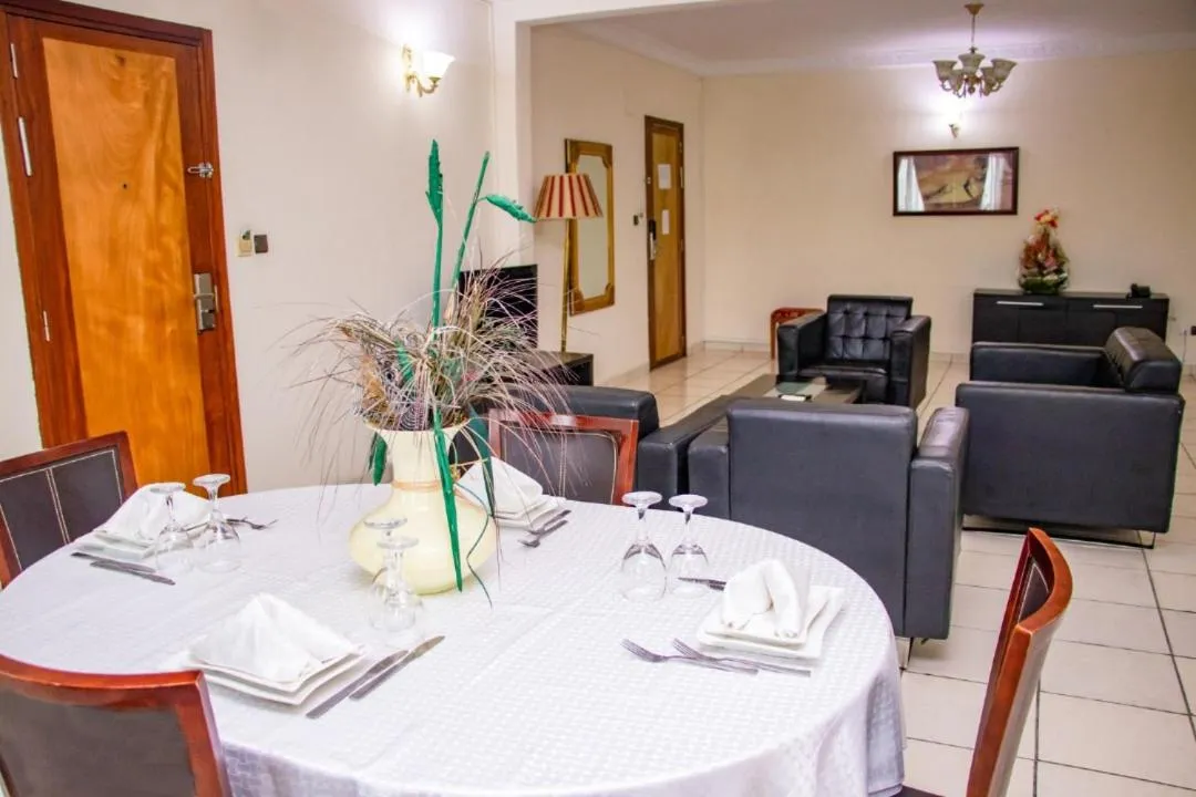 Communal lounge/ TV room in Hôtel Prince De Galles