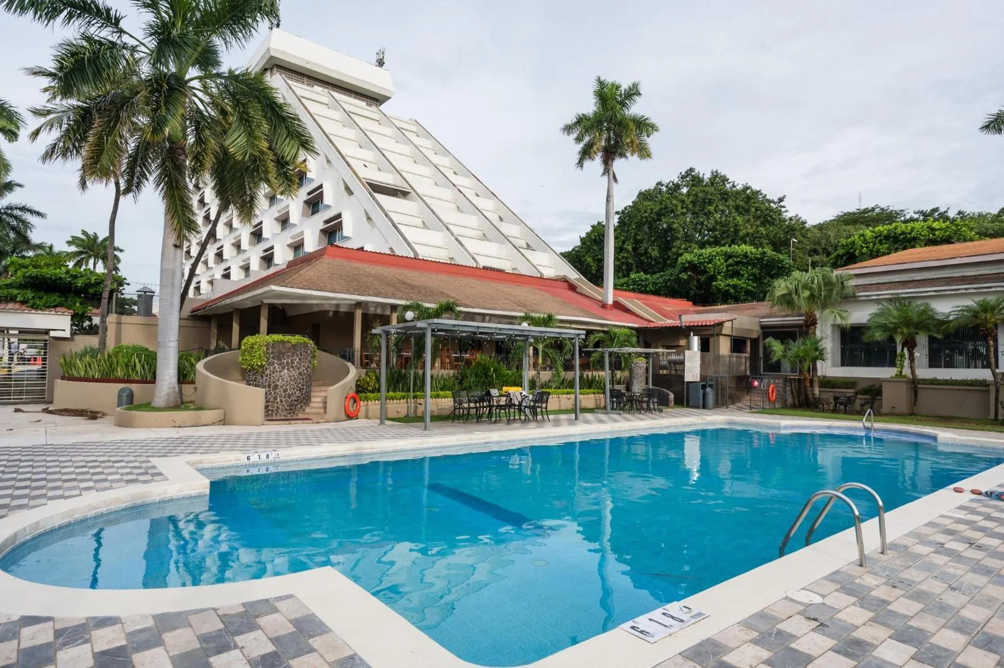 Swimming pool in Crowne Plaza Managua by IHG