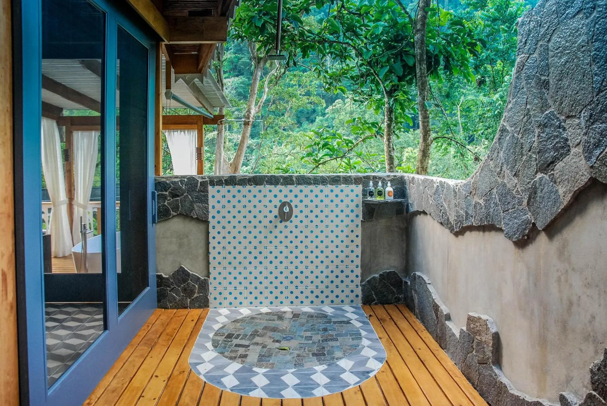 Shower in Pacuare Lodge by Böëna