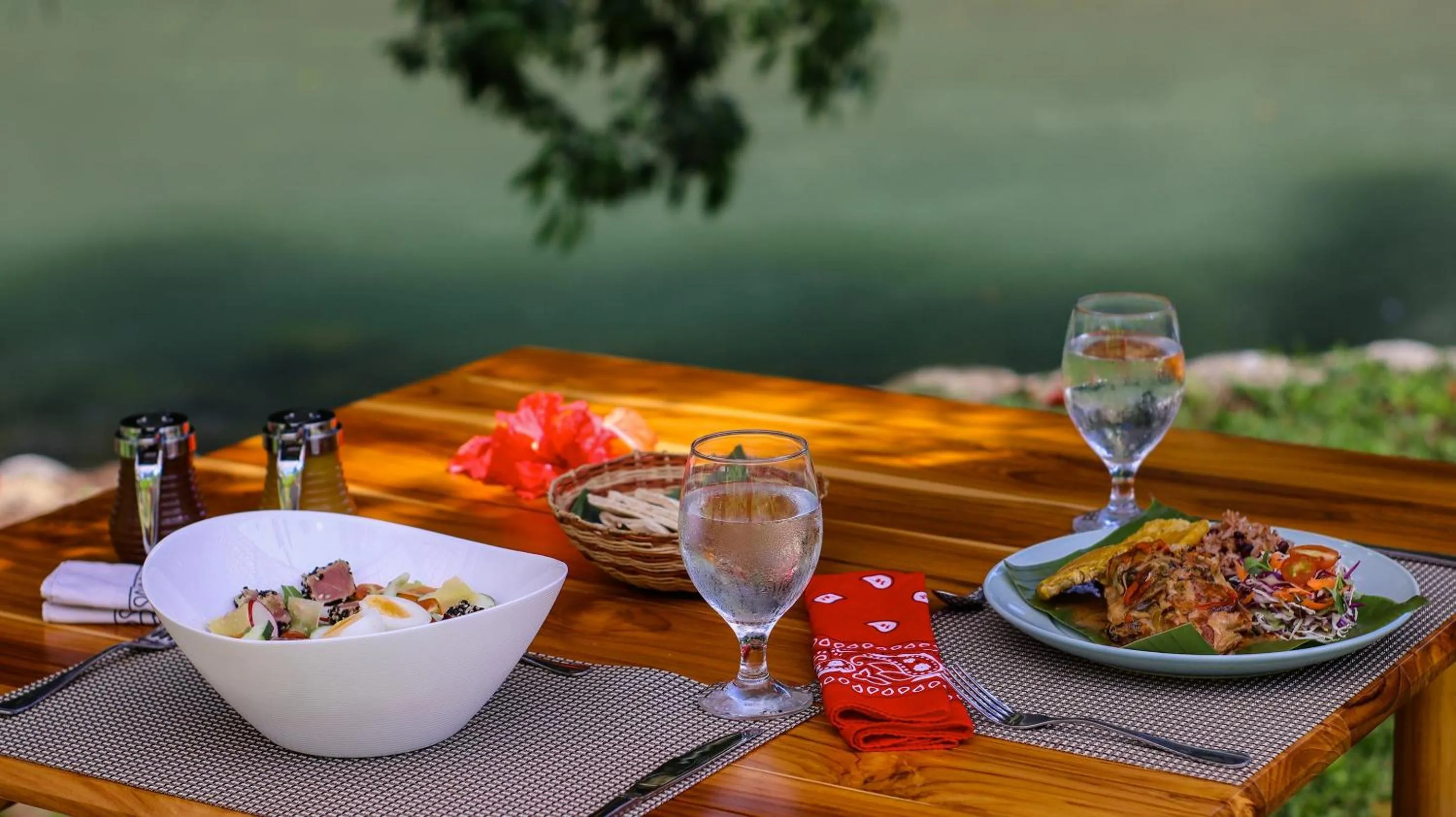 Breakfast in Pacuare Lodge by Böëna