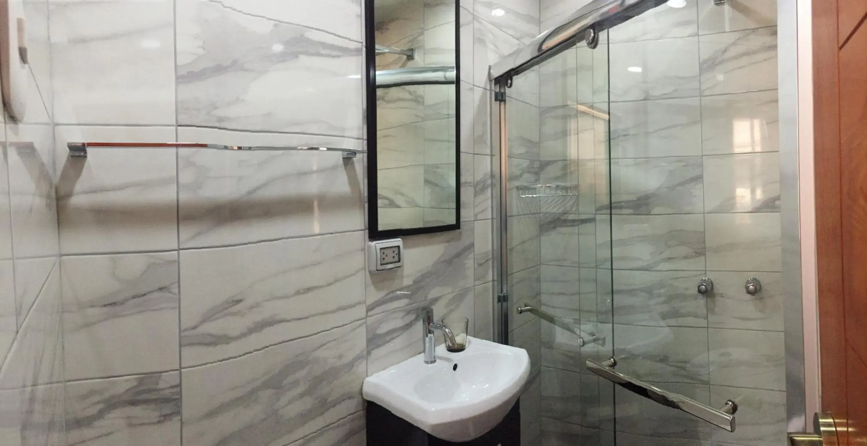 Deluxe Queen Room - single occupancy in A-Hope Suite Hotel Deluxe Queen Room - single occupancy in A-Hope Suite Hotel