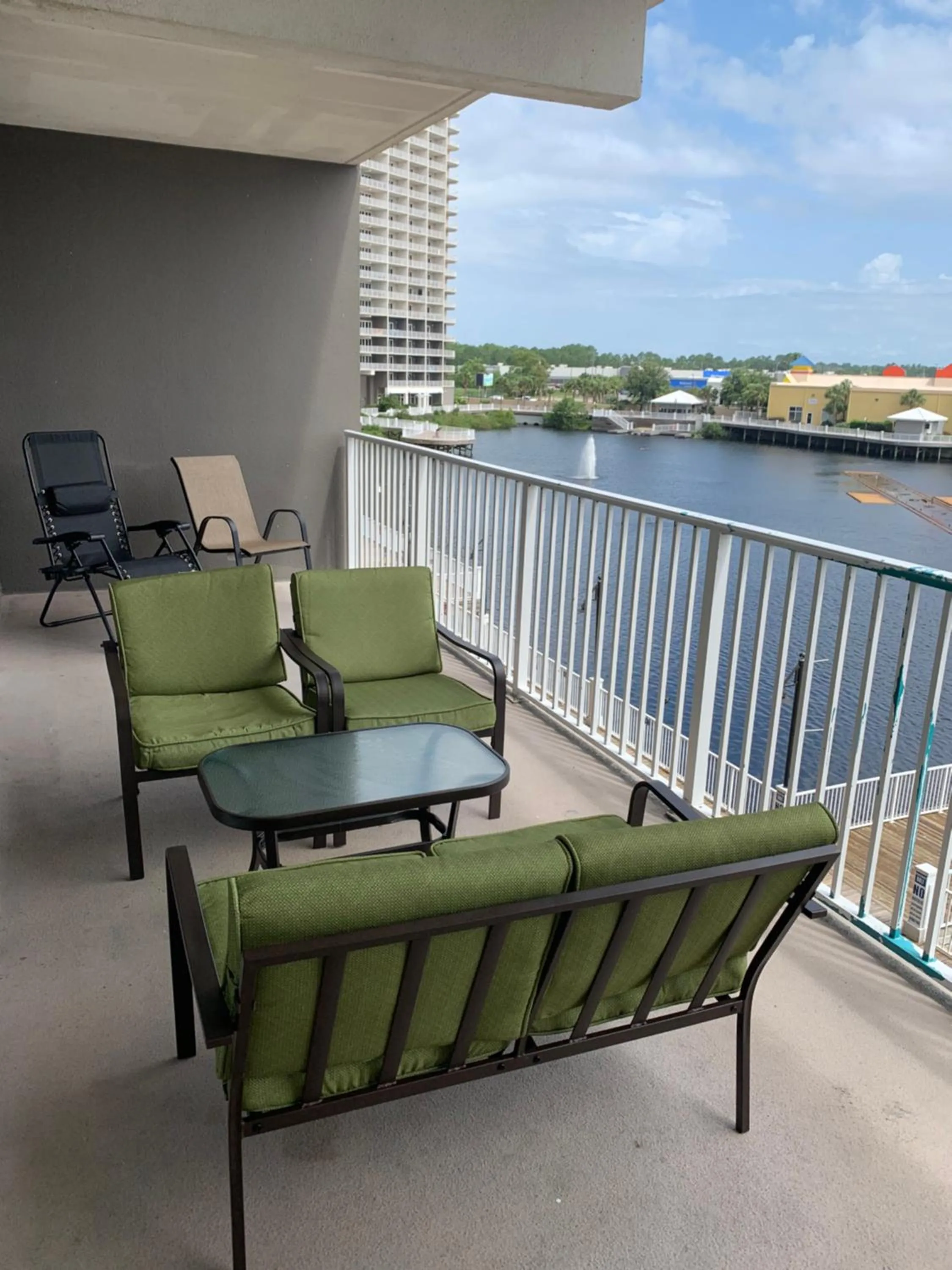 LAKETOWN 5 POOLs STEPS TO BEACH FAMILY FRIENDLY