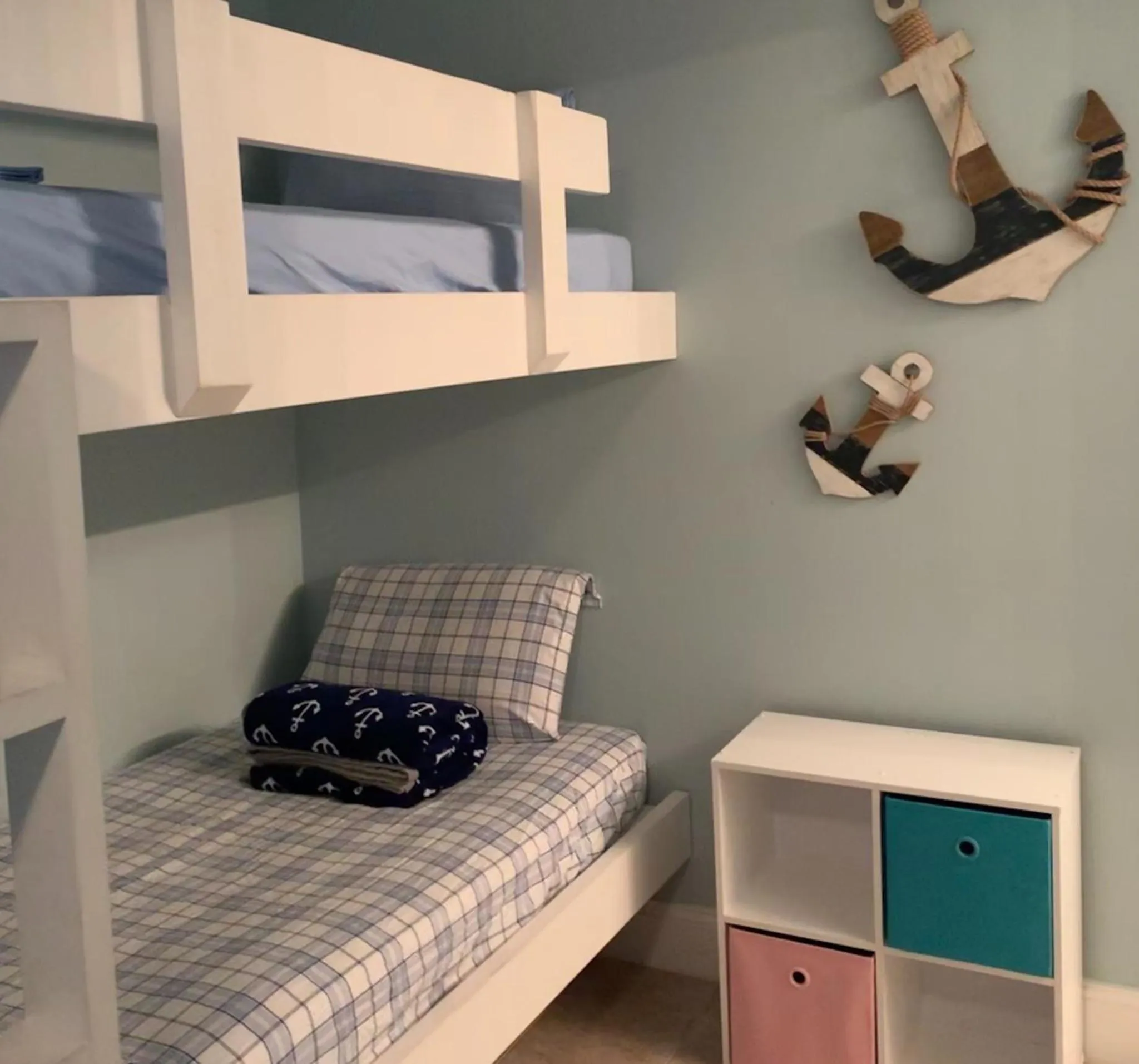 Bed in LAKETOWN 5 POOLs STEPS TO BEACH FAMILY FRIENDLY