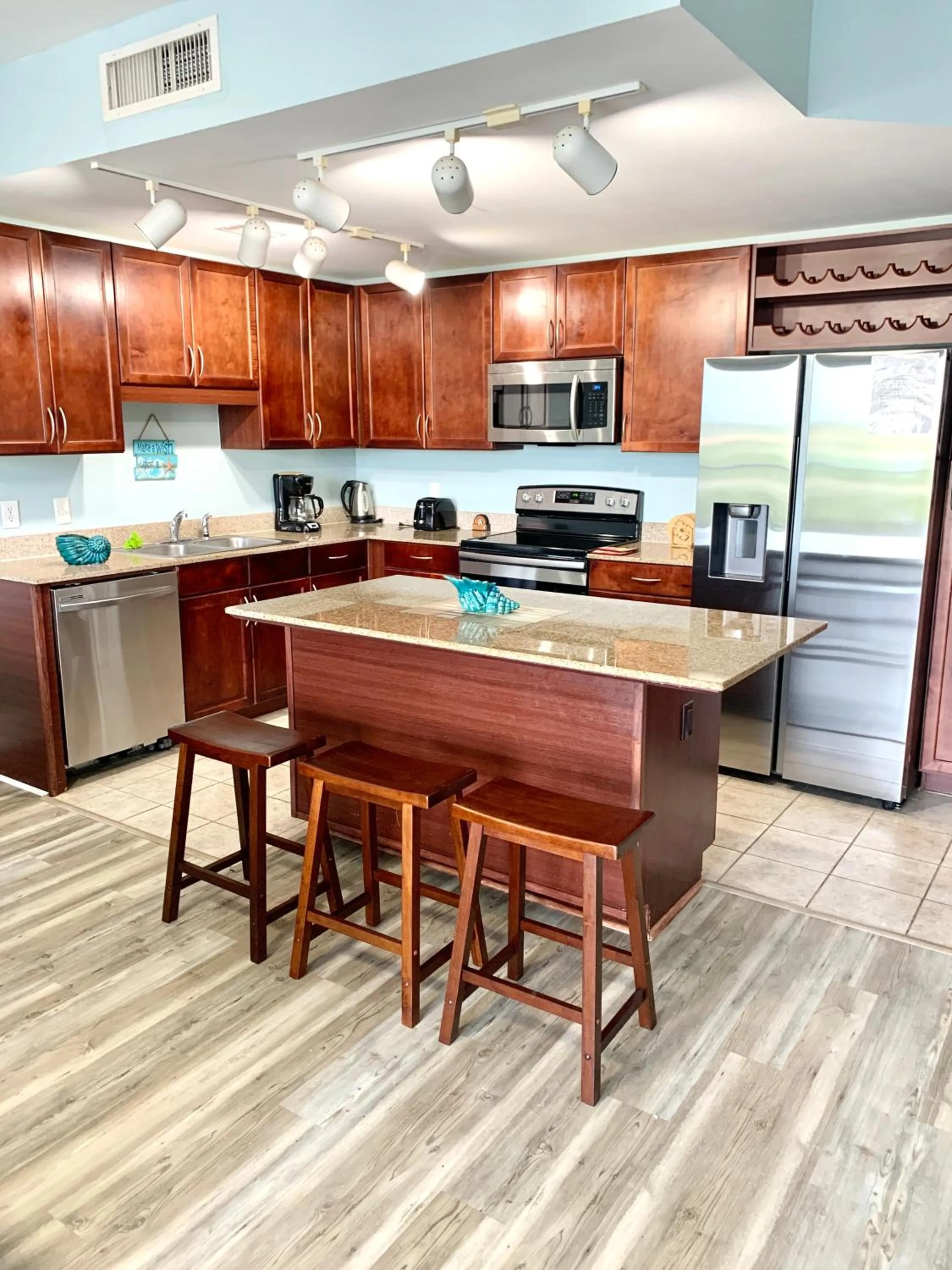 LAKETOWN 5 POOLs STEPS TO BEACH FAMILY FRIENDLY