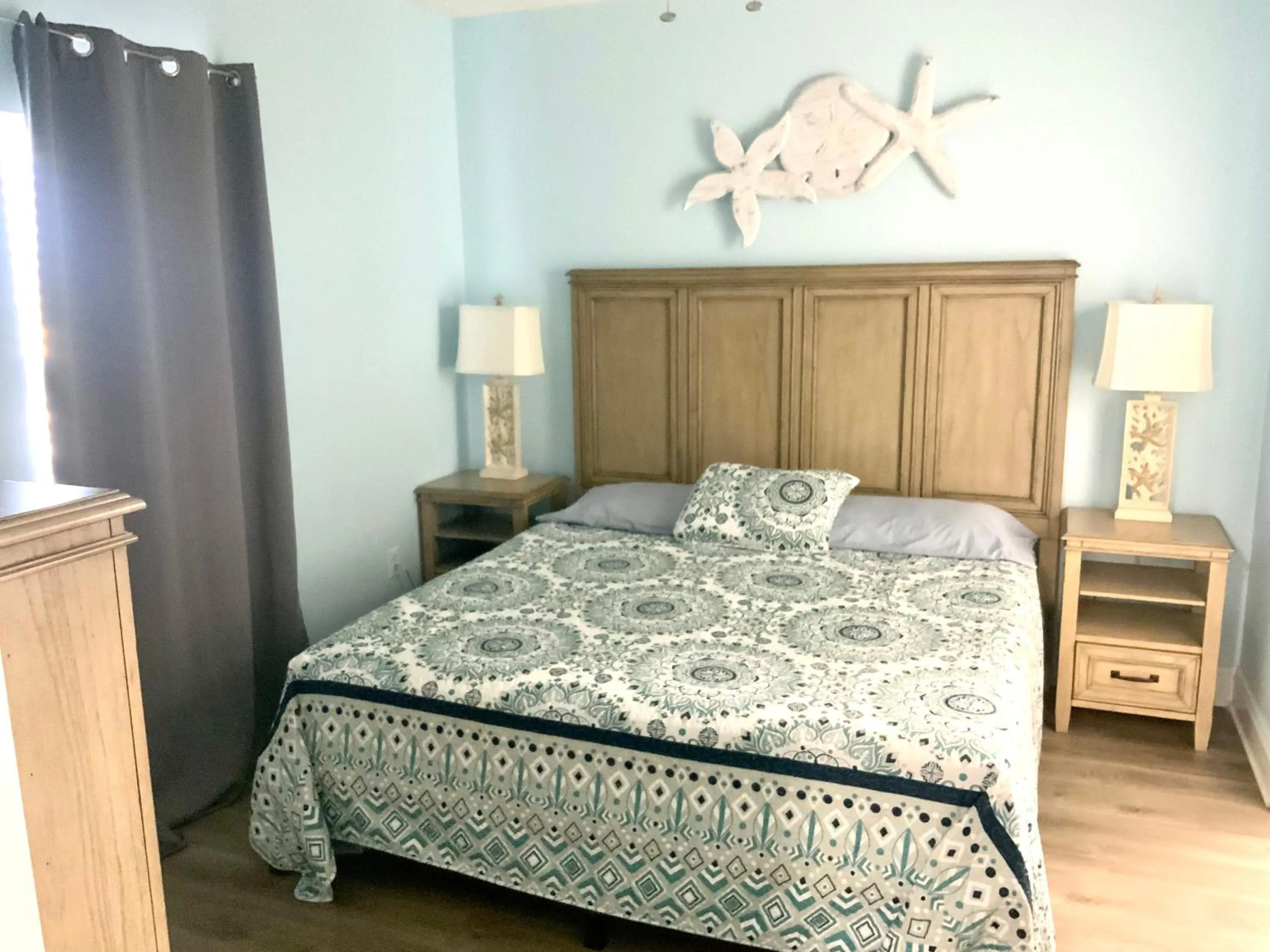 Bed in LAKETOWN 5 POOLs STEPS TO BEACH FAMILY FRIENDLY