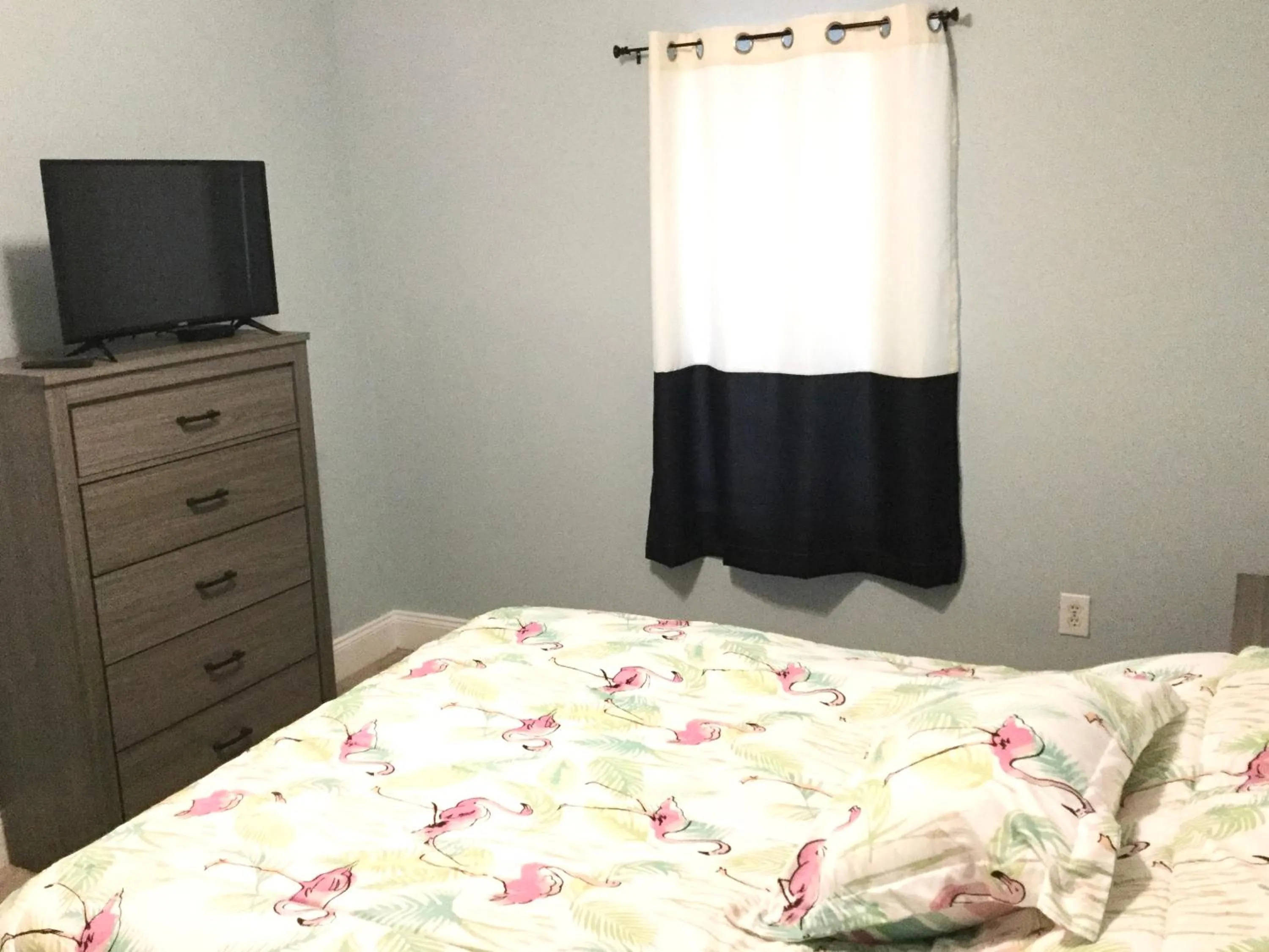 Bed in LAKETOWN 5 POOLs STEPS TO BEACH FAMILY FRIENDLY