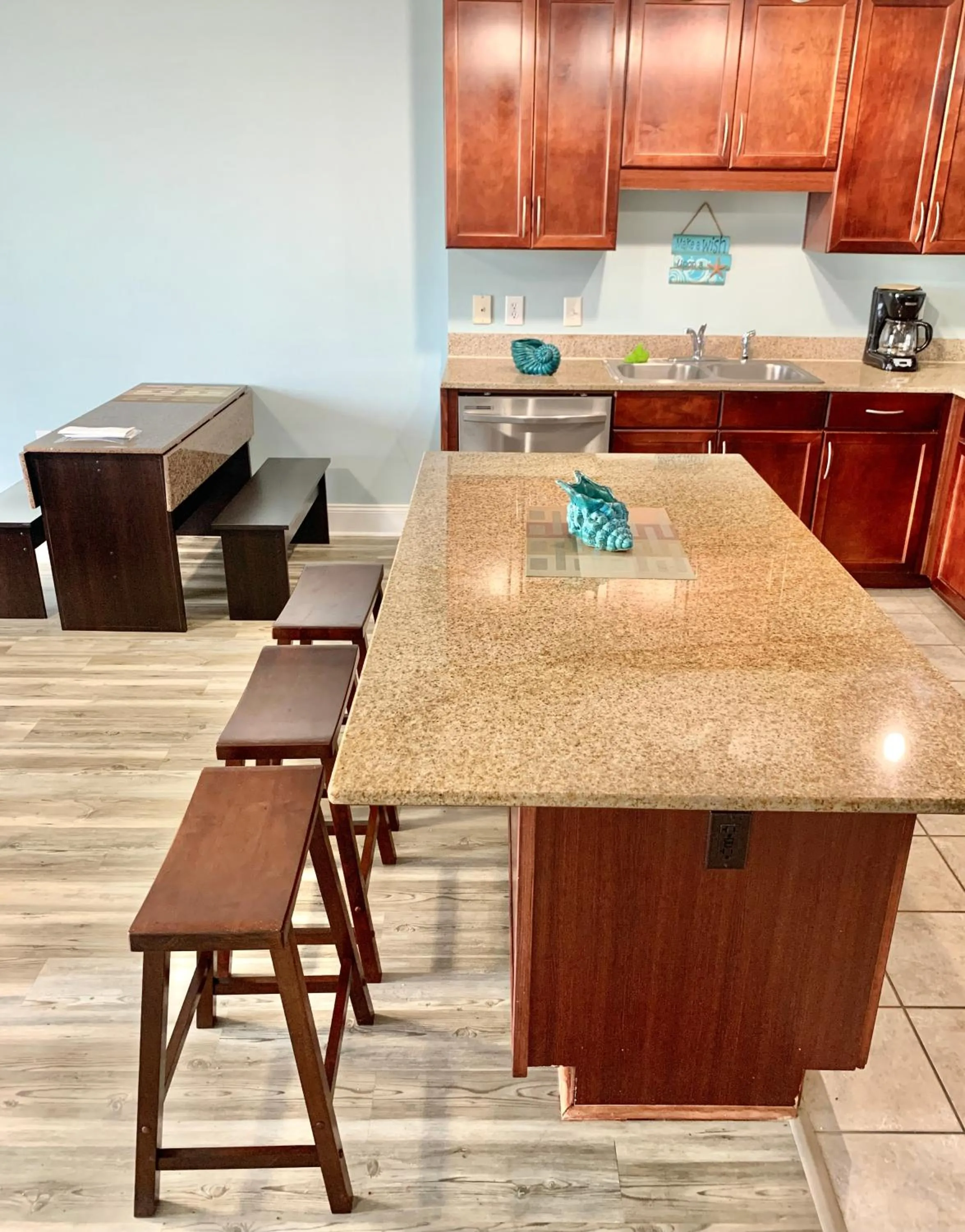 LAKETOWN 5 POOLs STEPS TO BEACH FAMILY FRIENDLY