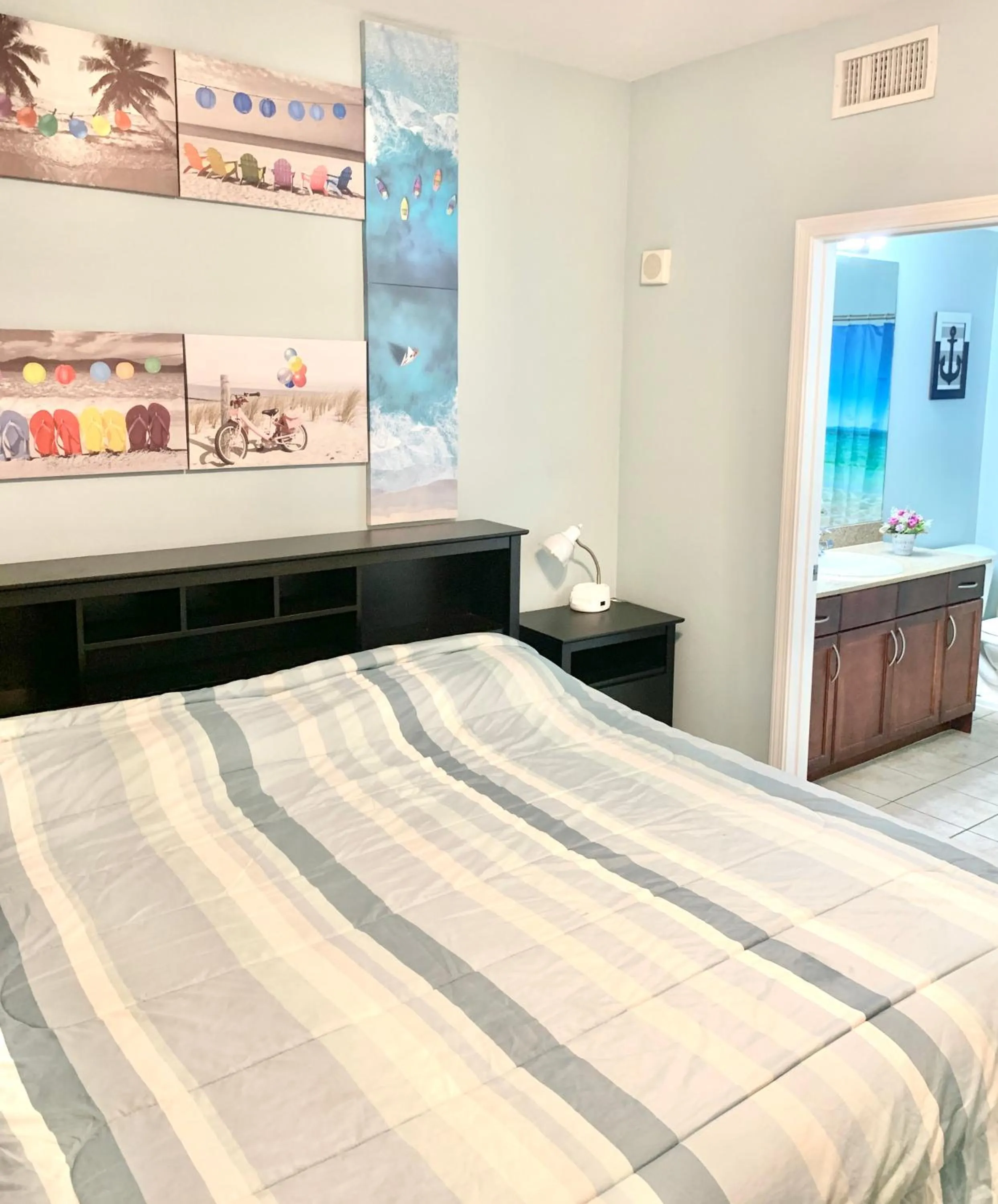 Bed in LAKETOWN 5 POOLs STEPS TO BEACH FAMILY FRIENDLY