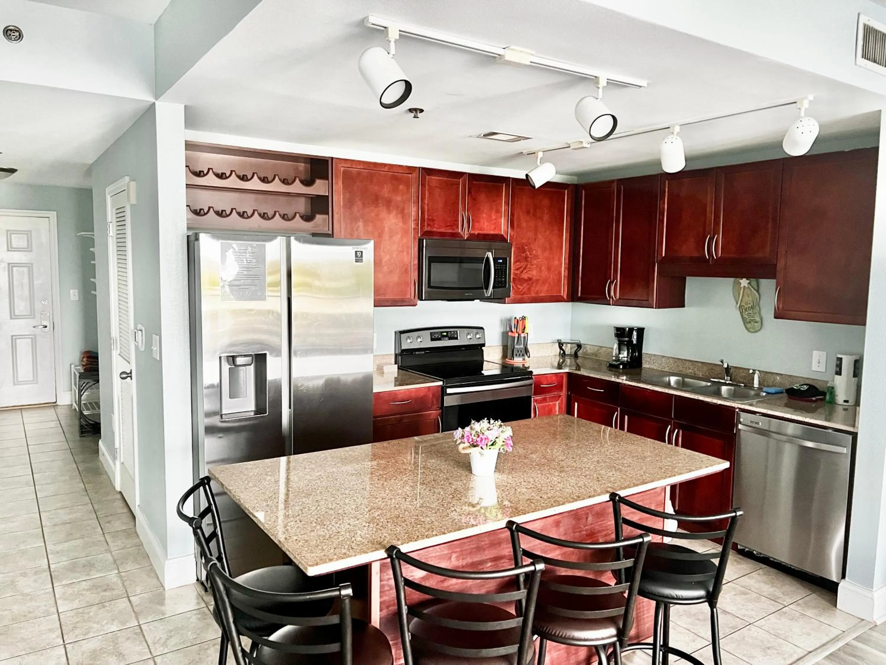 LAKETOWN 5 POOLs STEPS TO BEACH FAMILY FRIENDLY