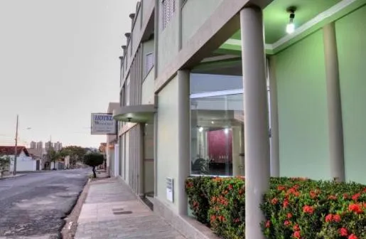 Hotel Carolina 2 - próximo a Universidade de Uberaba uniube - ao Aeroporto Fórum De uberaba - hospital Mario Palmeirio ao Hospital São Marcos e hospital Regional
