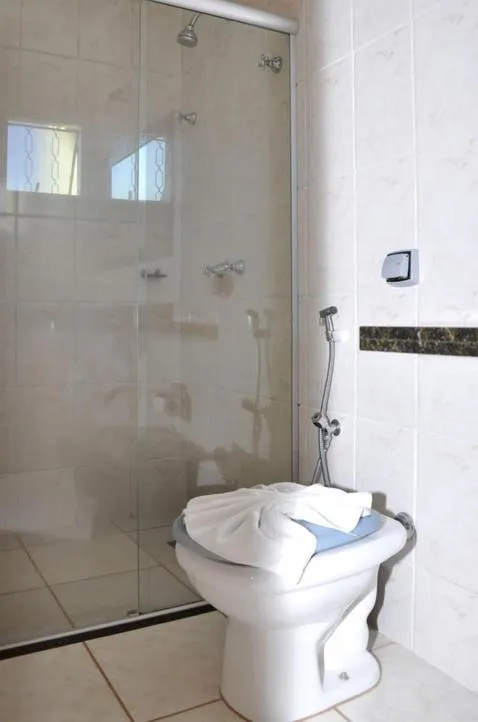 Hotel Carolina 2 - próximo a Universidade de Uberaba uniube - ao Aeroporto Fórum De uberaba - hospital Mario Palmeirio ao Hospital São Marcos e hospital Regional