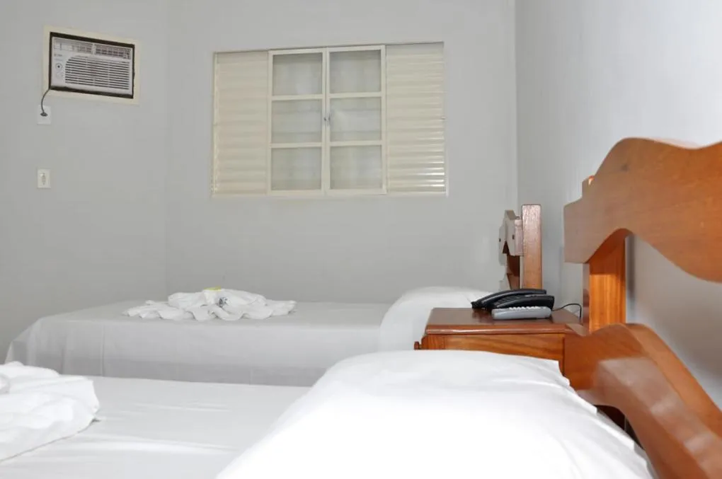 Bed in Hotel Carolina 2 - próximo a Universidade de Uberaba uniube - ao Aeroporto Fórum De uberaba - hospital Mario Palmeirio ao Hospital São Marcos e hospital Regional