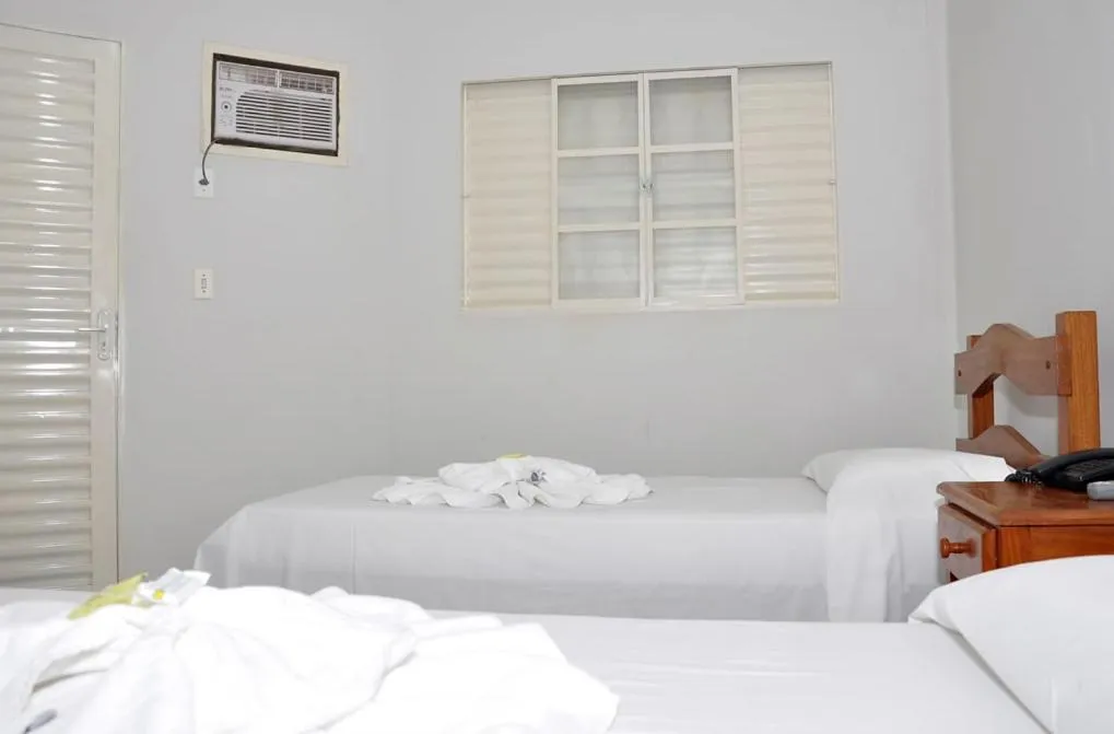 Bed in Hotel Carolina 2 - próximo a Universidade de Uberaba uniube - ao Aeroporto Fórum De uberaba - hospital Mario Palmeirio ao Hospital São Marcos e hospital Regional