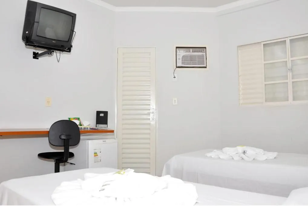 Bed in Hotel Carolina 2 - próximo a Universidade de Uberaba uniube - ao Aeroporto Fórum De uberaba - hospital Mario Palmeirio ao Hospital São Marcos e hospital Regional