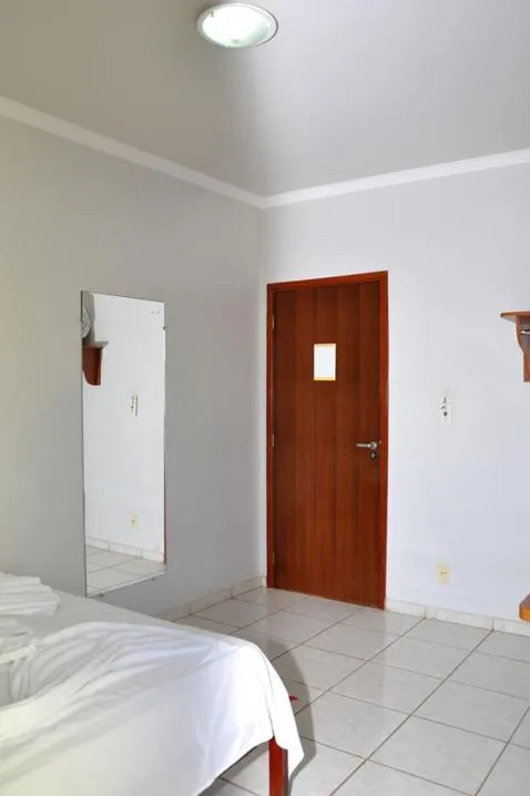 Bed in Hotel Carolina 2 - próximo a Universidade de Uberaba uniube - ao Aeroporto Fórum De uberaba - hospital Mario Palmeirio ao Hospital São Marcos e hospital Regional