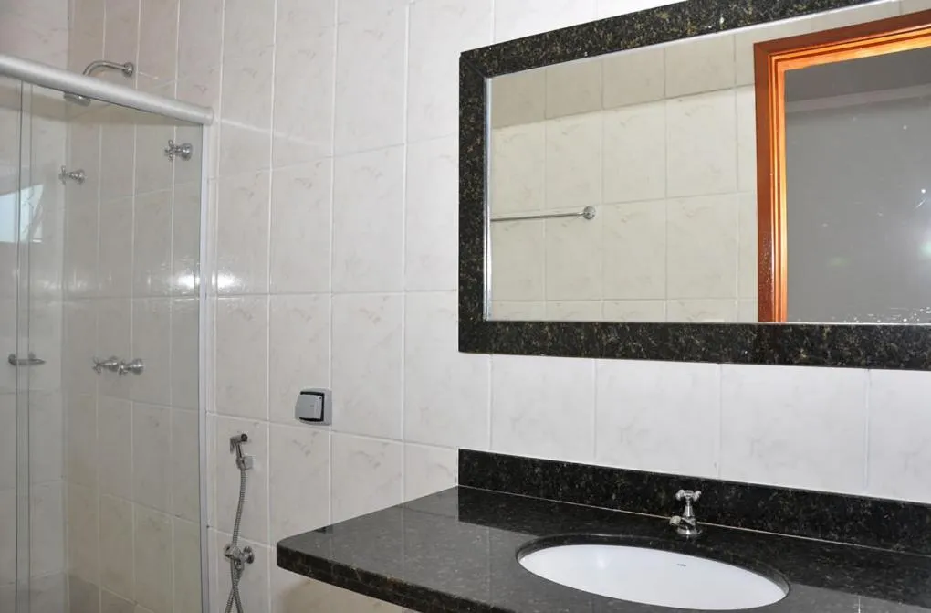 Hotel Carolina 2 - próximo a Universidade de Uberaba uniube - ao Aeroporto Fórum De uberaba - hospital Mario Palmeirio ao Hospital São Marcos e hospital Regional