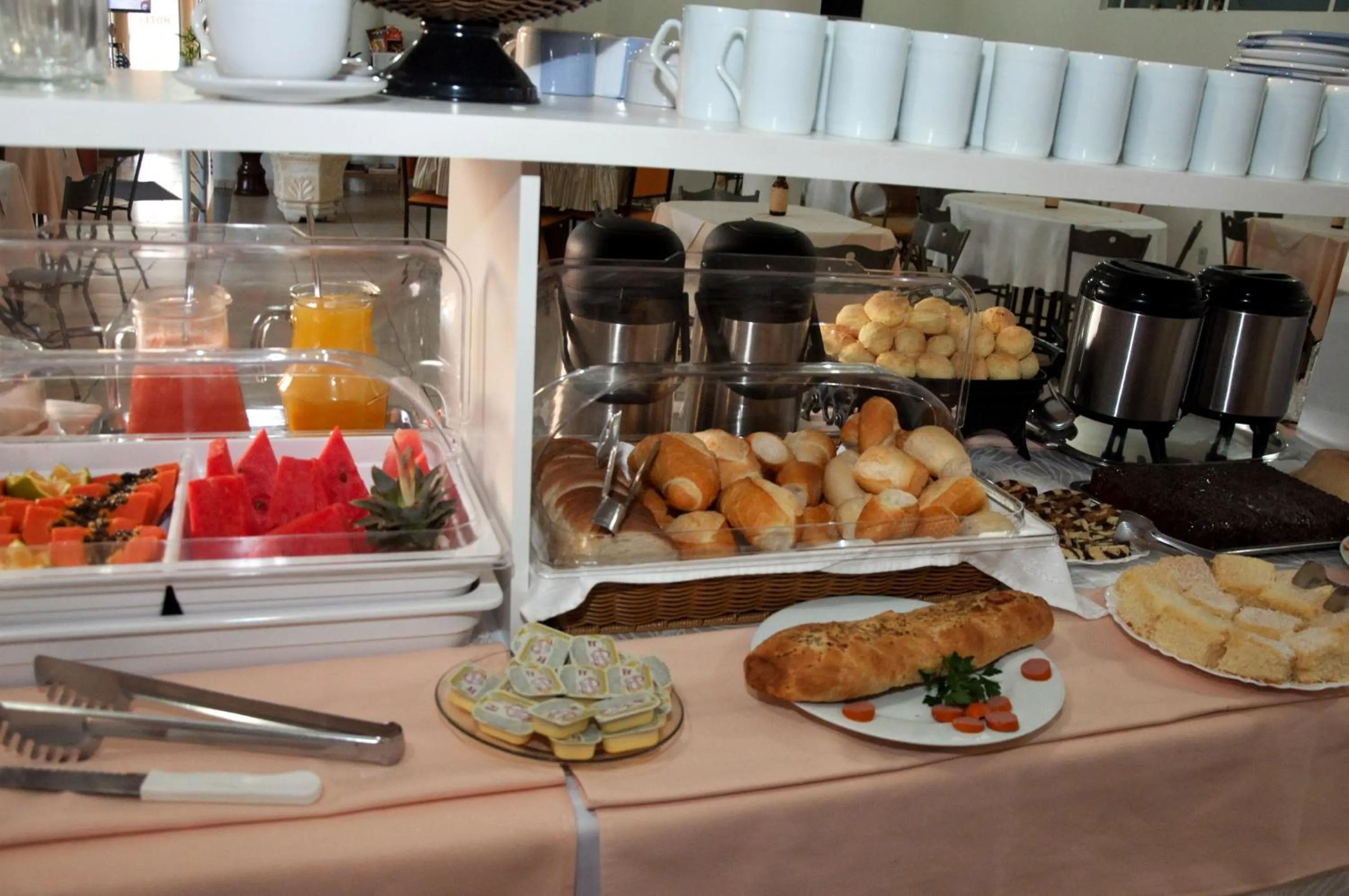 Breakfast in Hotel Carolina 2 - próximo a Universidade de Uberaba uniube - ao Aeroporto Fórum De uberaba - hospital Mario Palmeirio ao Hospital São Marcos e hospital Regional