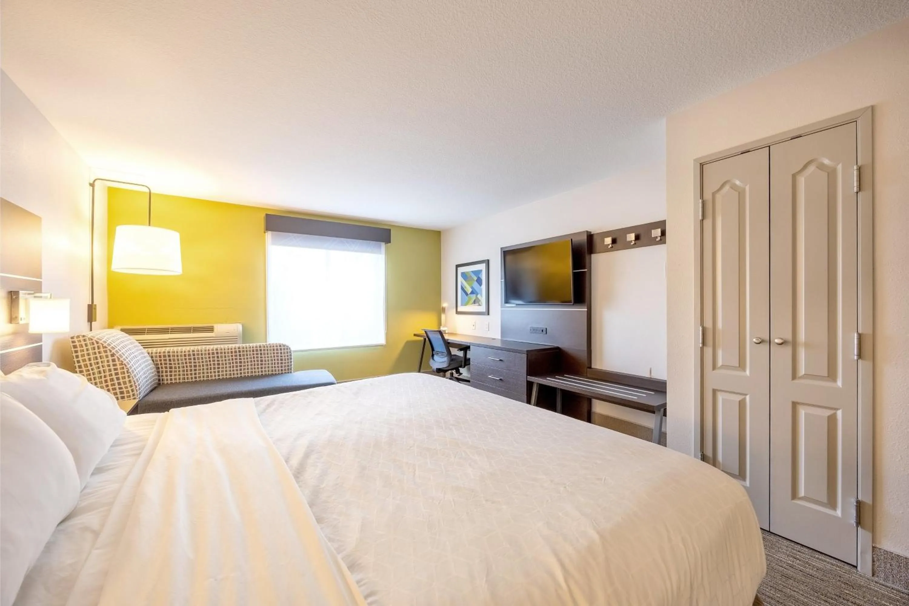 Photo of the whole room, Bed in Holiday Inn Express Winona by IHG