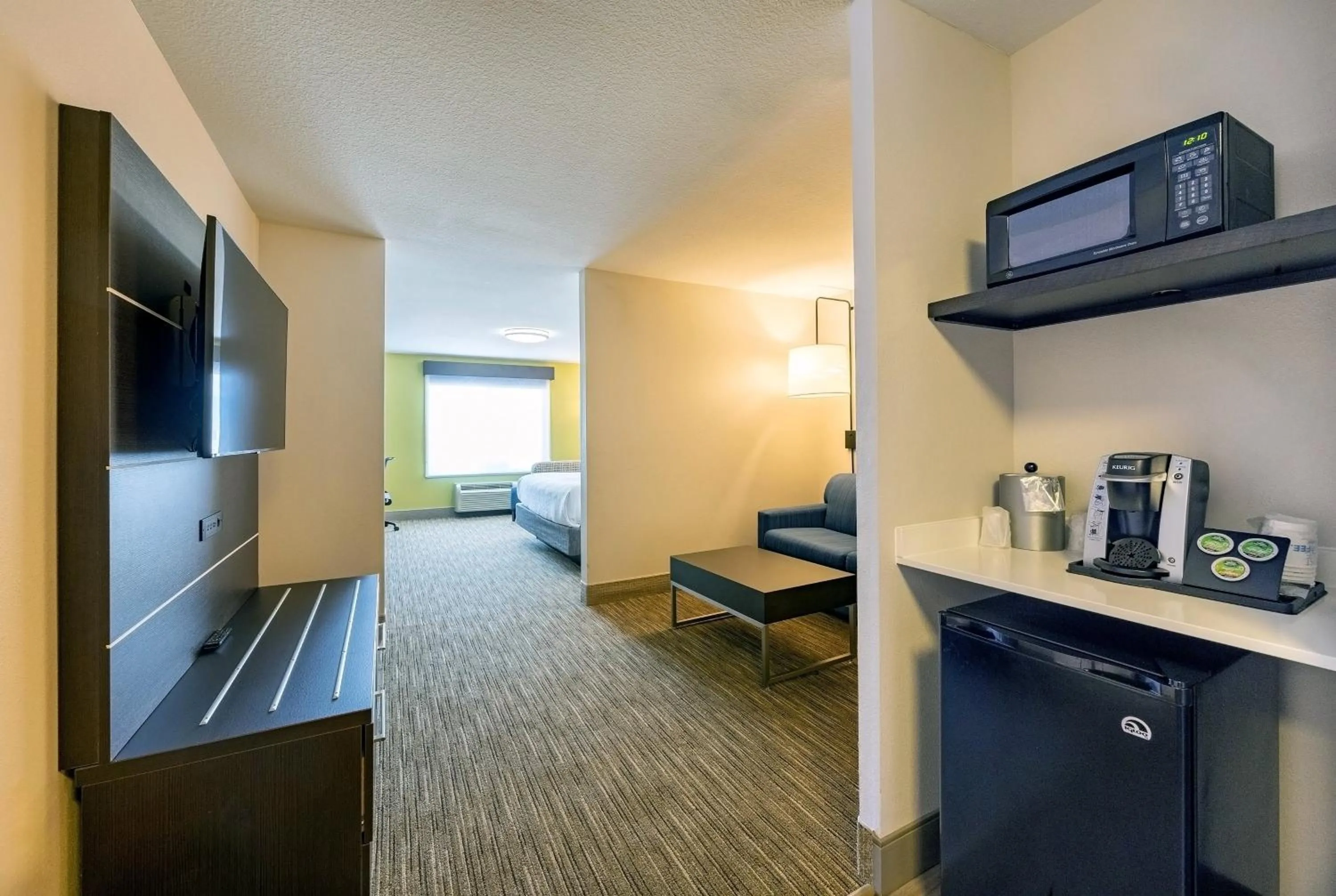 Photo of the whole room, Bed in Holiday Inn Express Winona by IHG