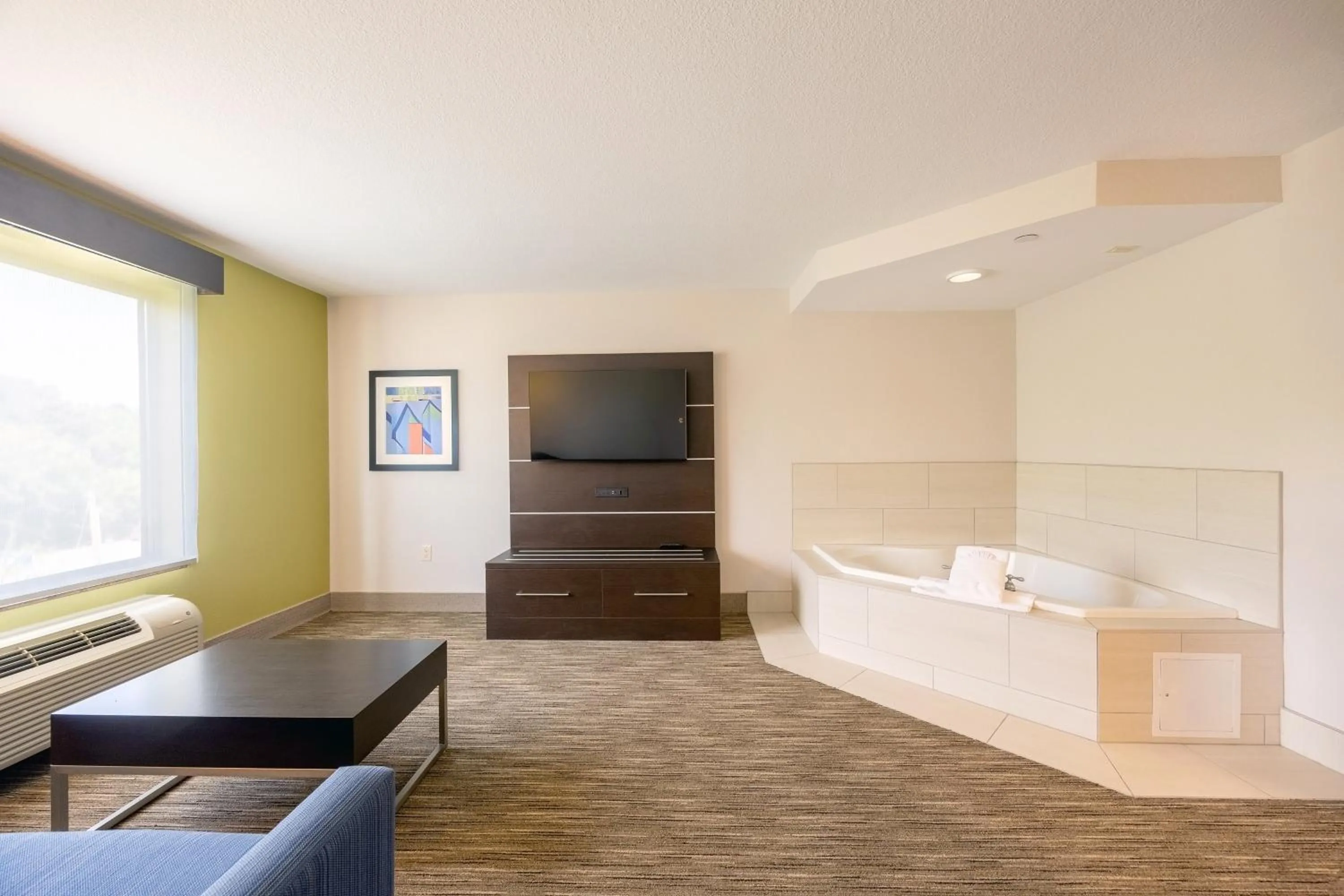 Photo of the whole room, Bed in Holiday Inn Express Winona by IHG