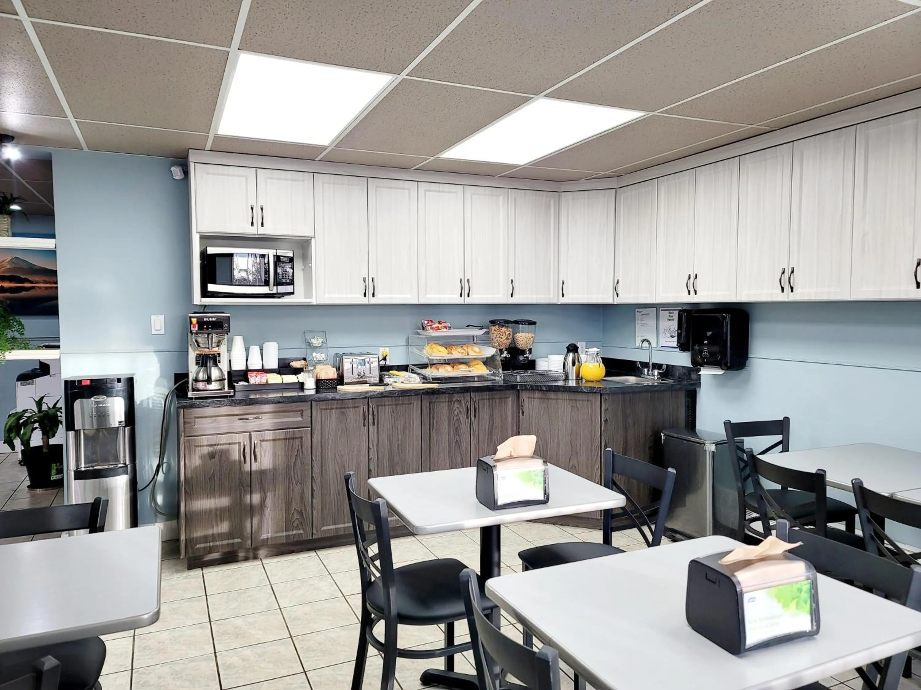 Continental breakfast in Canadian Motor Inn