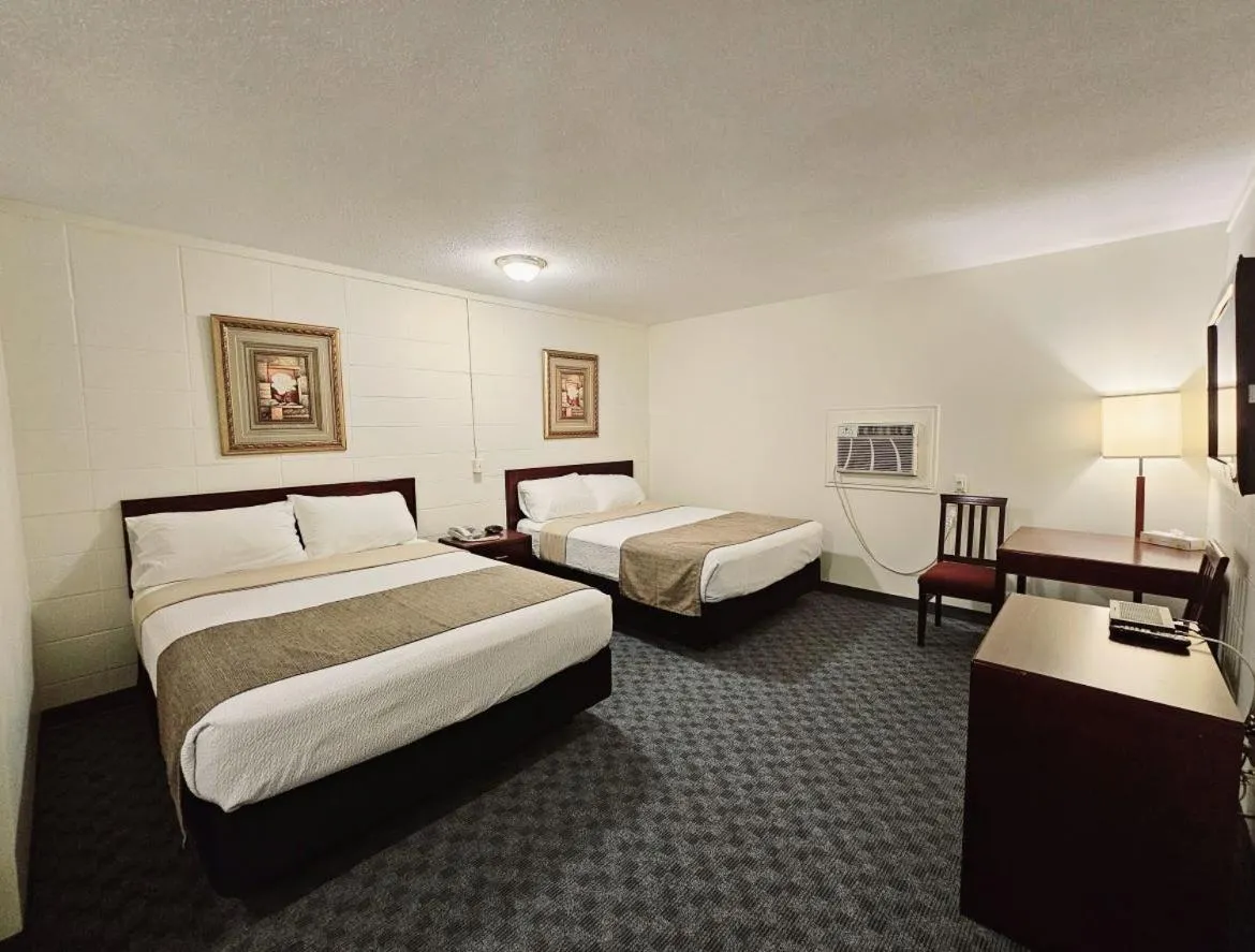 Bedroom, Bed in Canadian Motor Inn