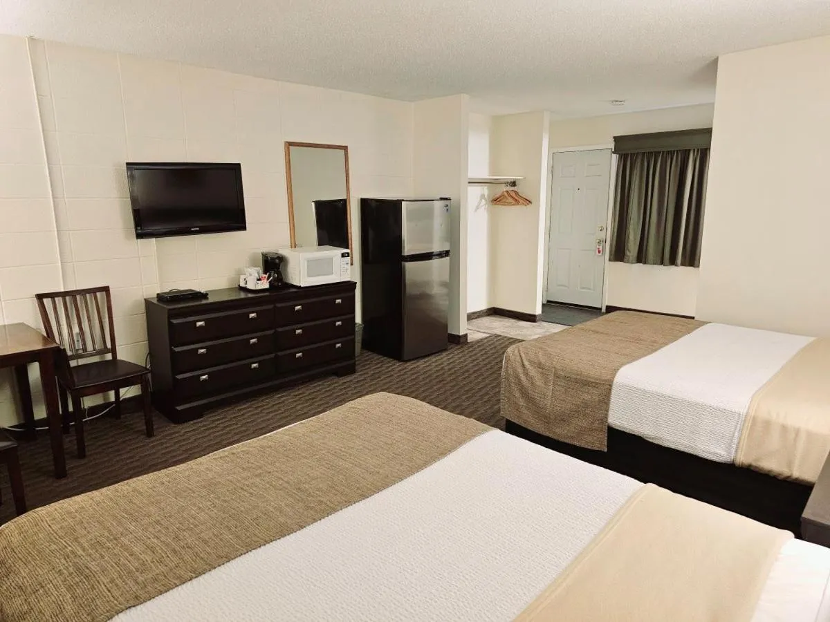 Photo of the whole room, Bed in Canadian Motor Inn