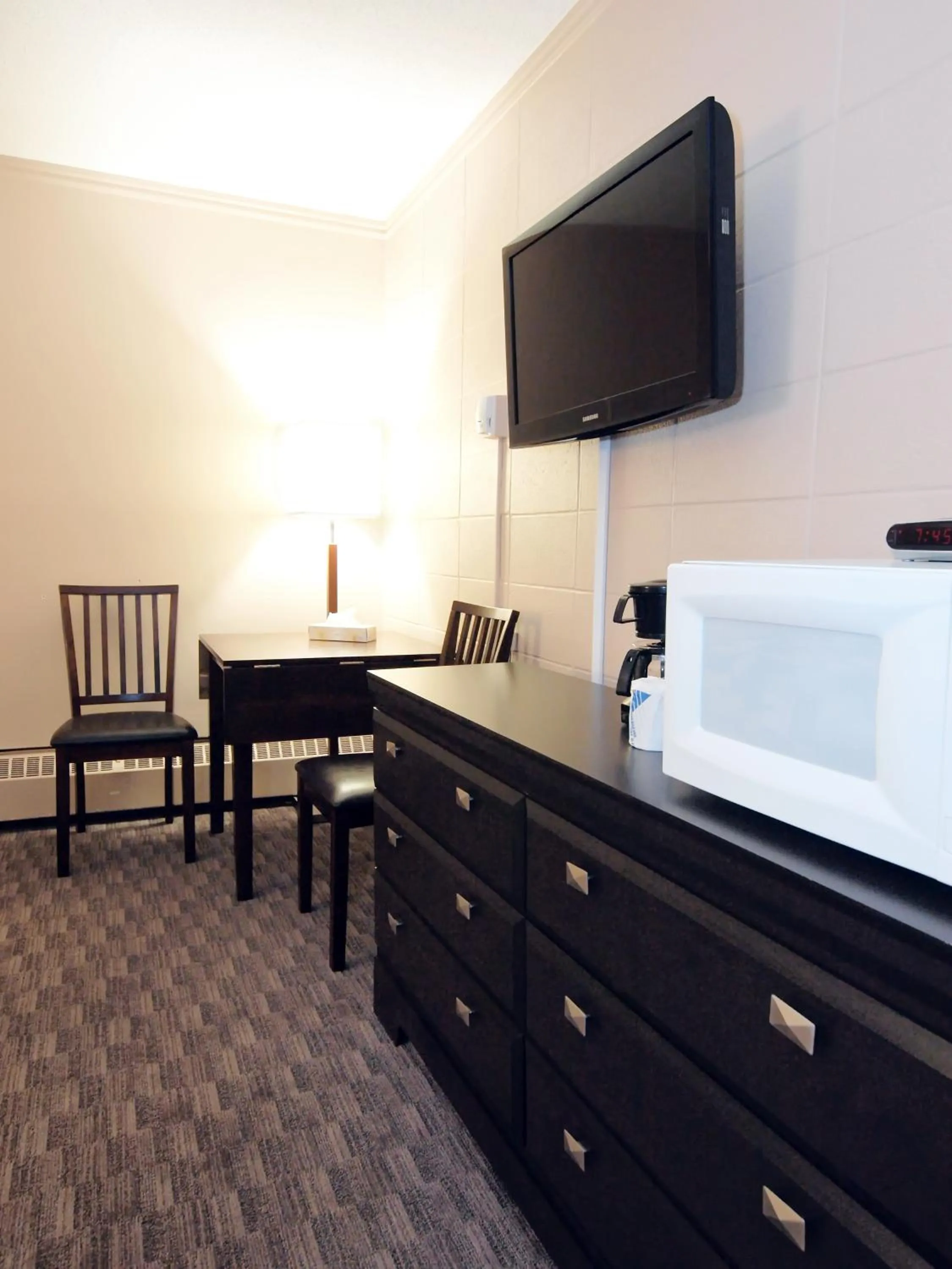 Photo of the whole room in Canadian Motor Inn