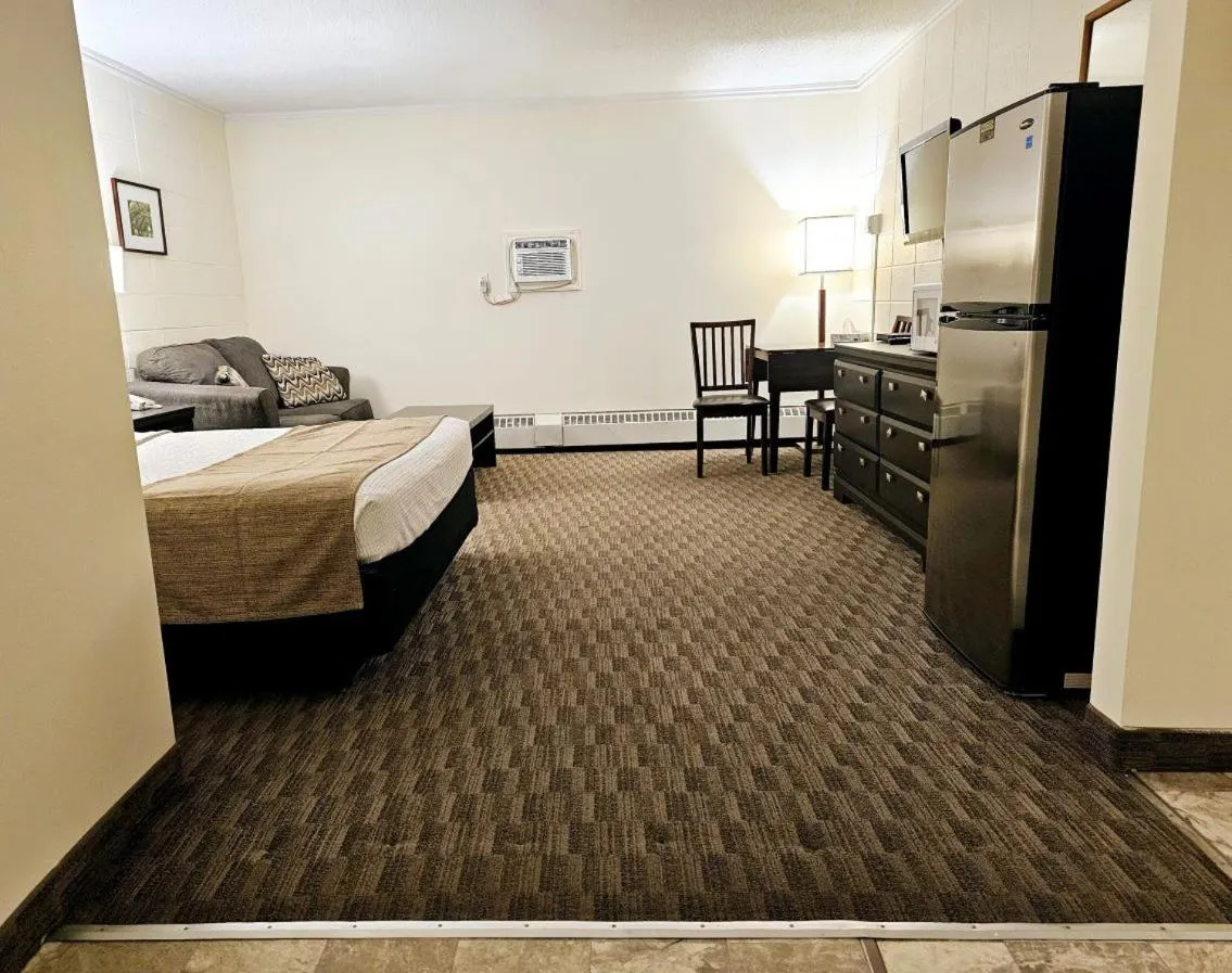 Photo of the whole room, Bed in Canadian Motor Inn