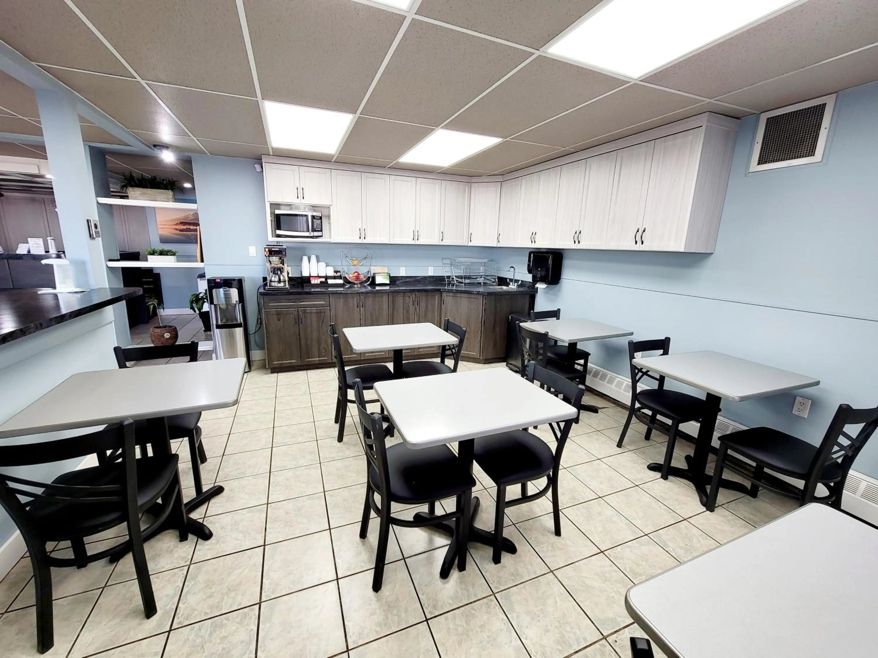 Breakfast in Canadian Motor Inn