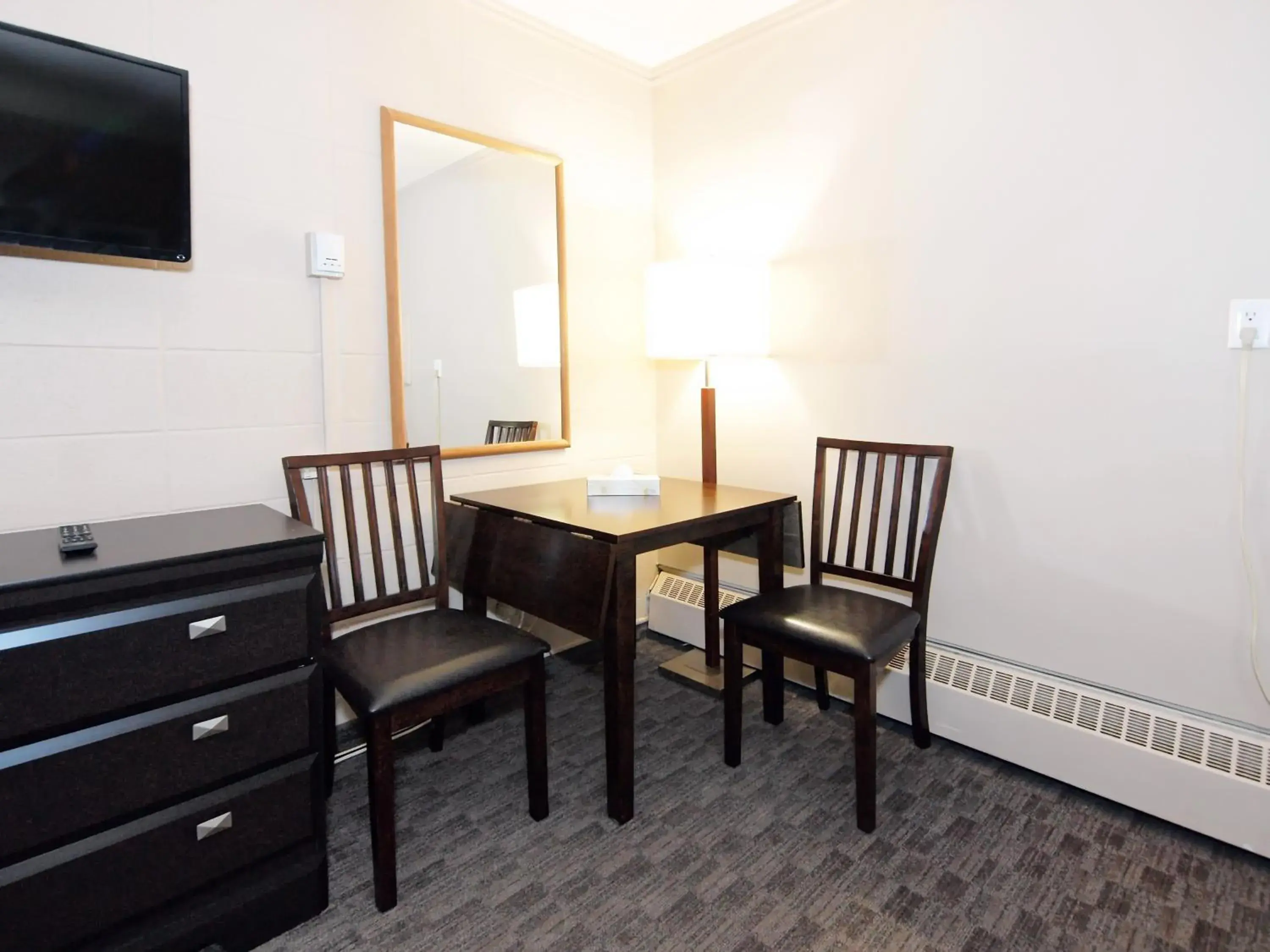 Queen Room with Two Queen Beds in Canadian Motor Inn Queen Room with Two Queen Beds in Canadian Motor Inn