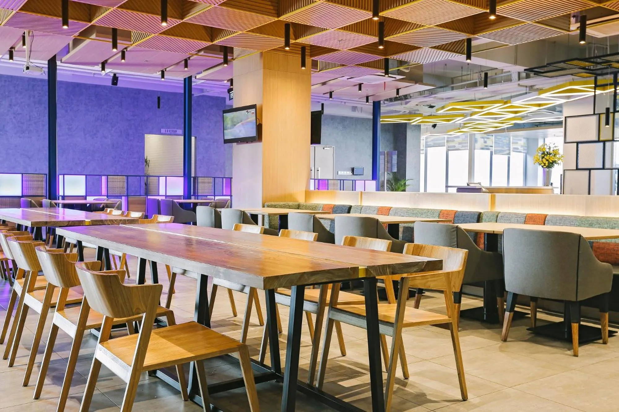 Restaurant/places to eat in YELLO Hotel Paskal Bandung