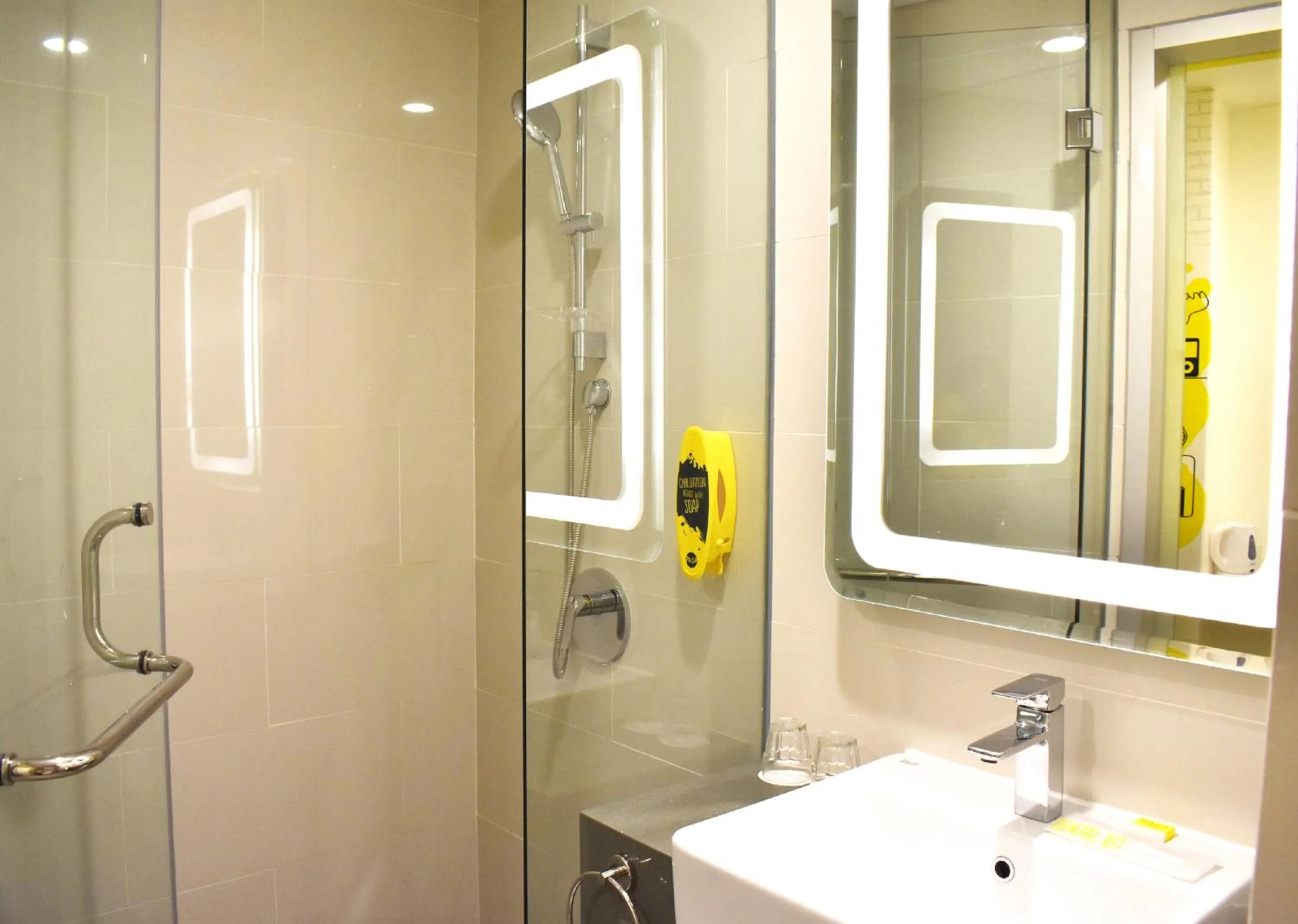 Shower in YELLO Hotel Paskal Bandung