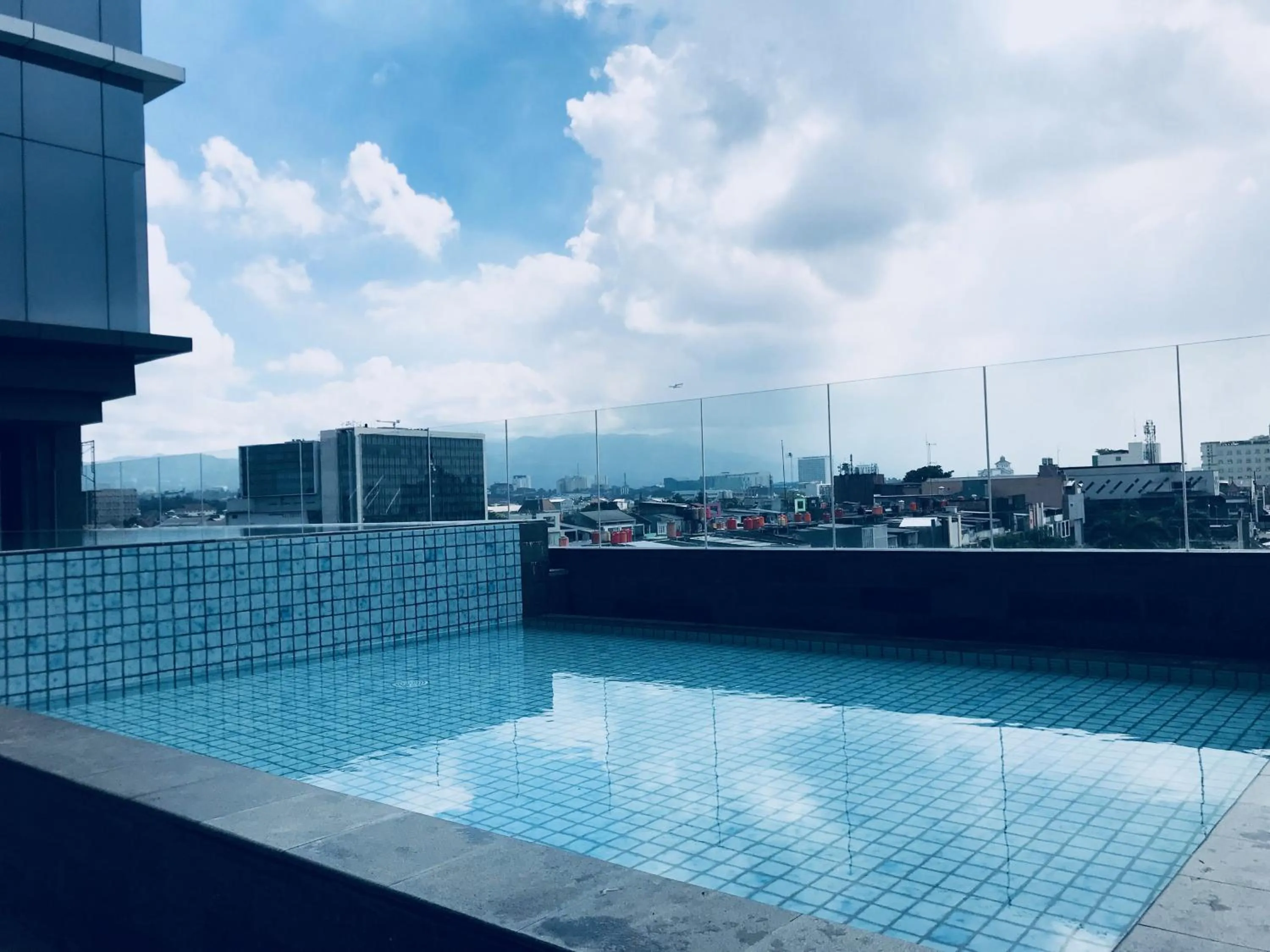 Swimming pool in YELLO Hotel Paskal Bandung