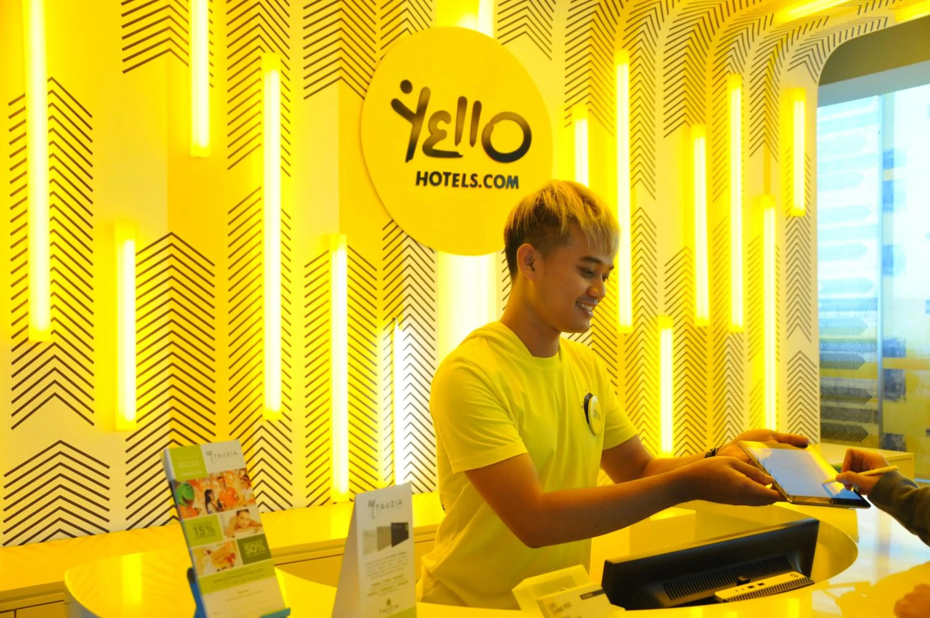 Lobby or reception in YELLO Hotel Paskal Bandung