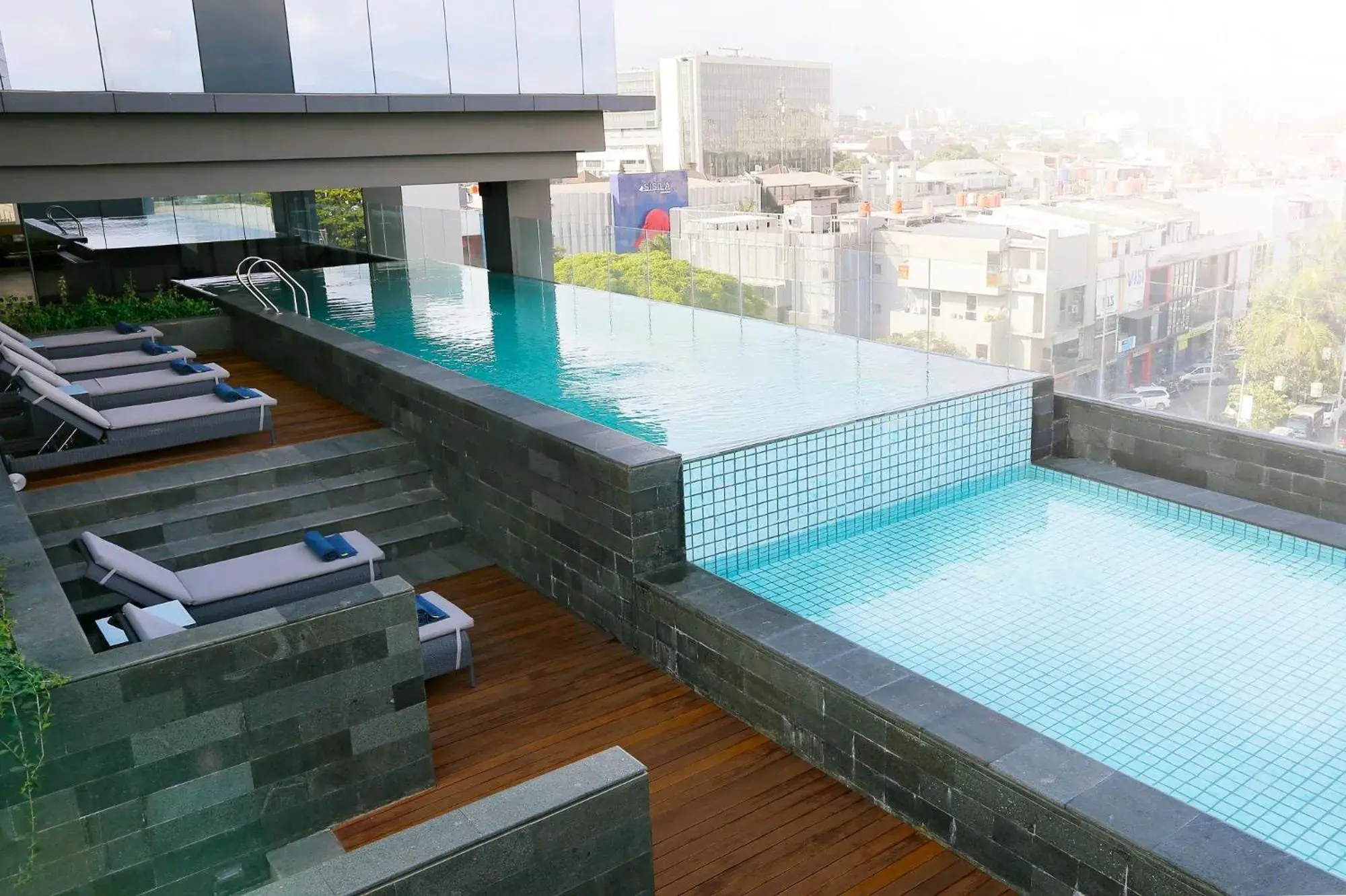 Swimming pool in YELLO Hotel Paskal Bandung Swimming pool in YELLO Hotel Paskal Bandung