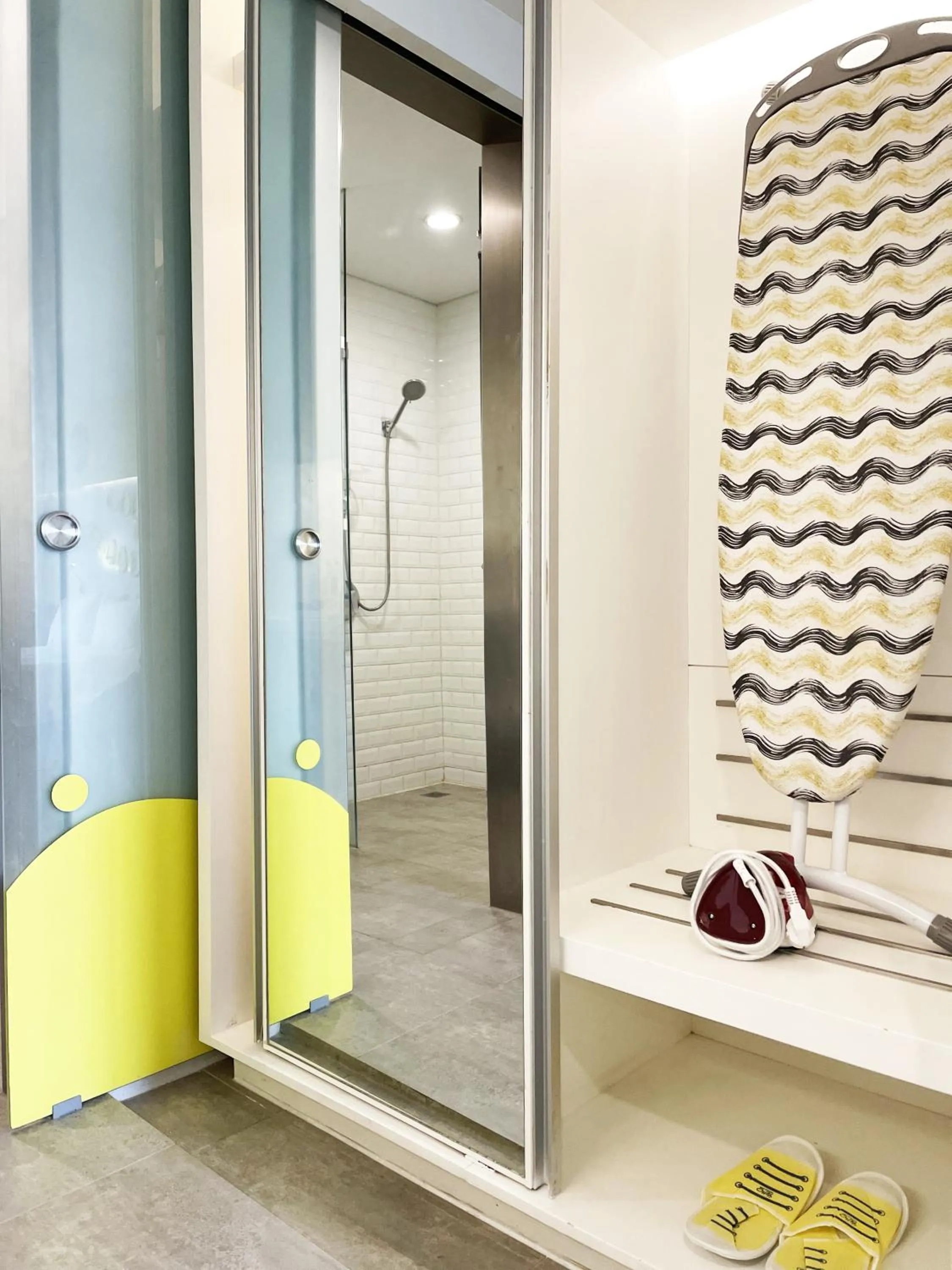 flat iron in YELLO Hotel Paskal Bandung