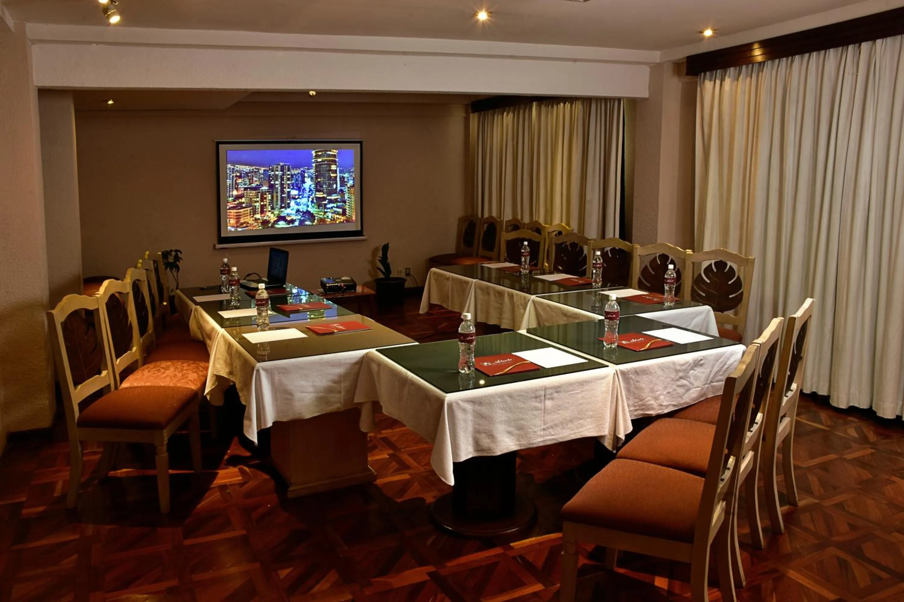 Communal lounge/ TV room in Alcalá Apart Hotel