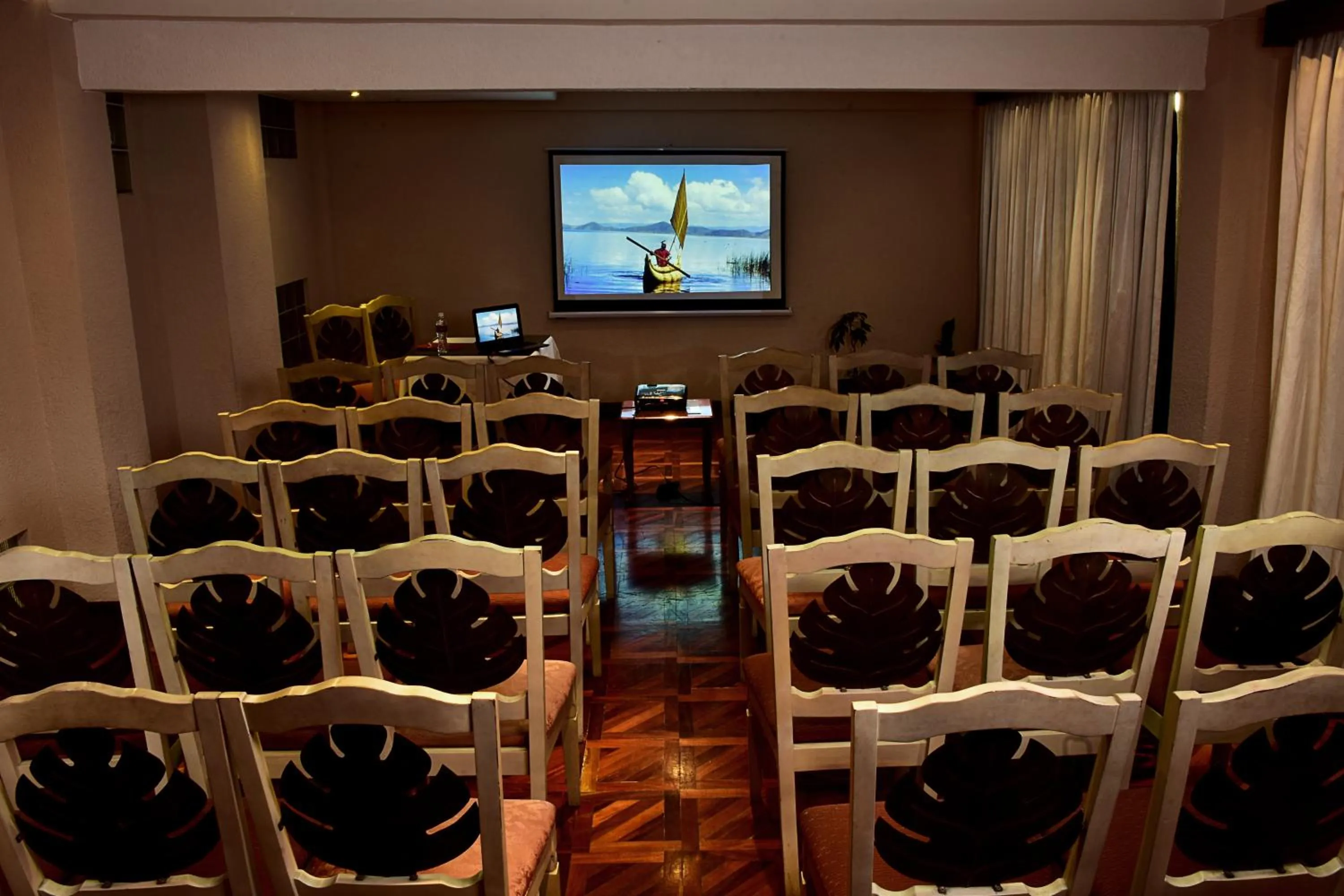 Communal lounge/ TV room in Alcalá Apart Hotel