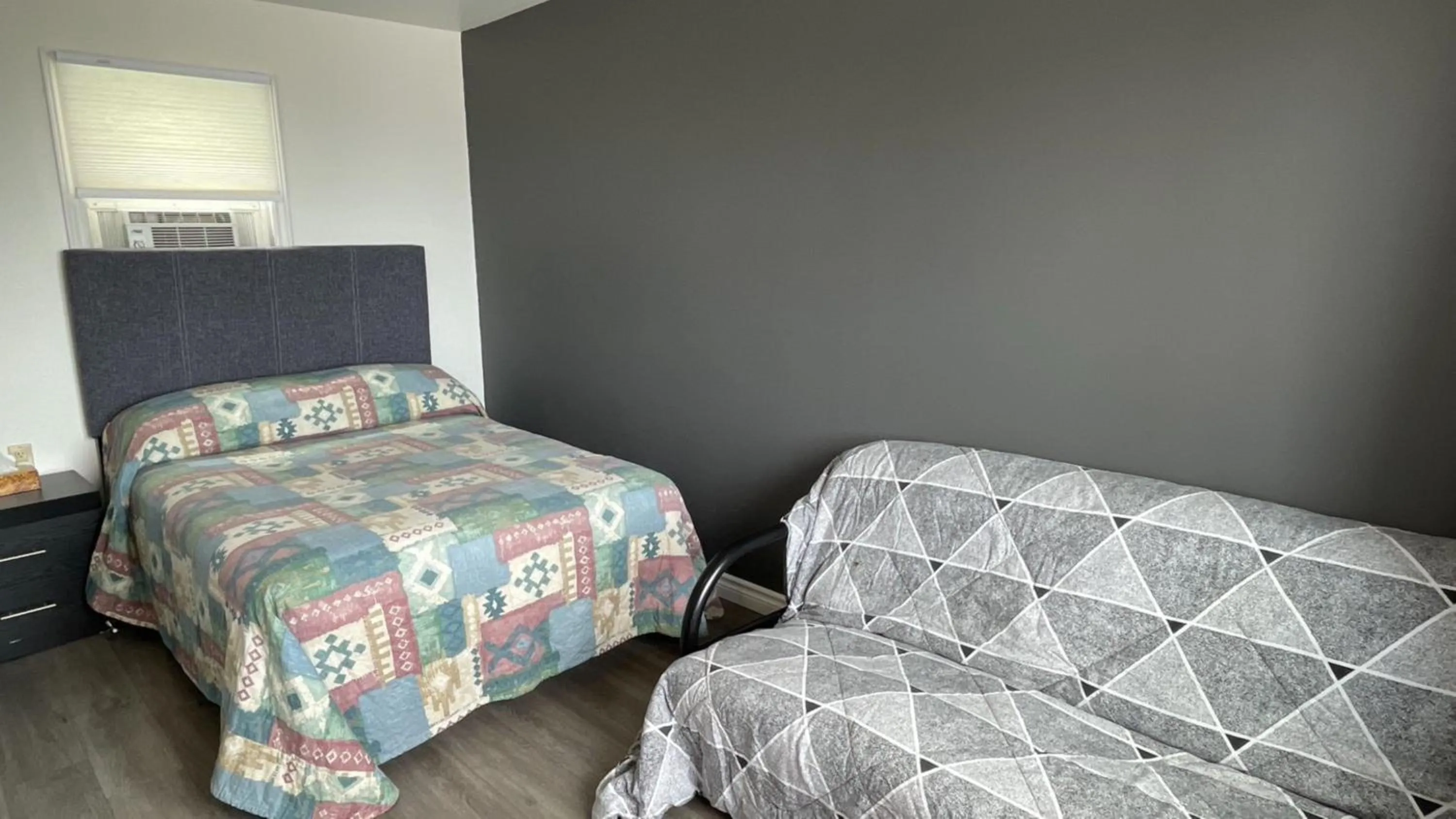 Bed in Haileybury Beach Motel