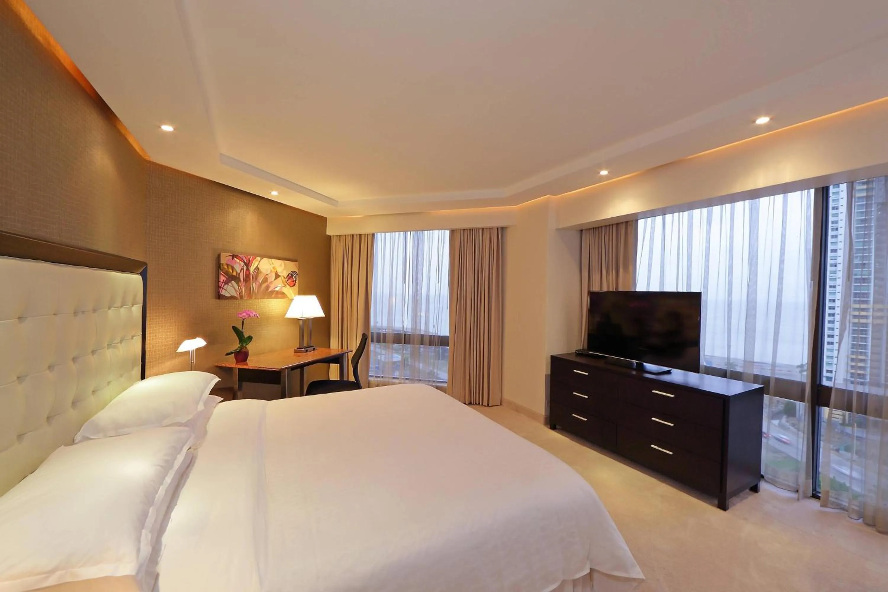 Bedroom, Bed in Sheraton Grand Panama