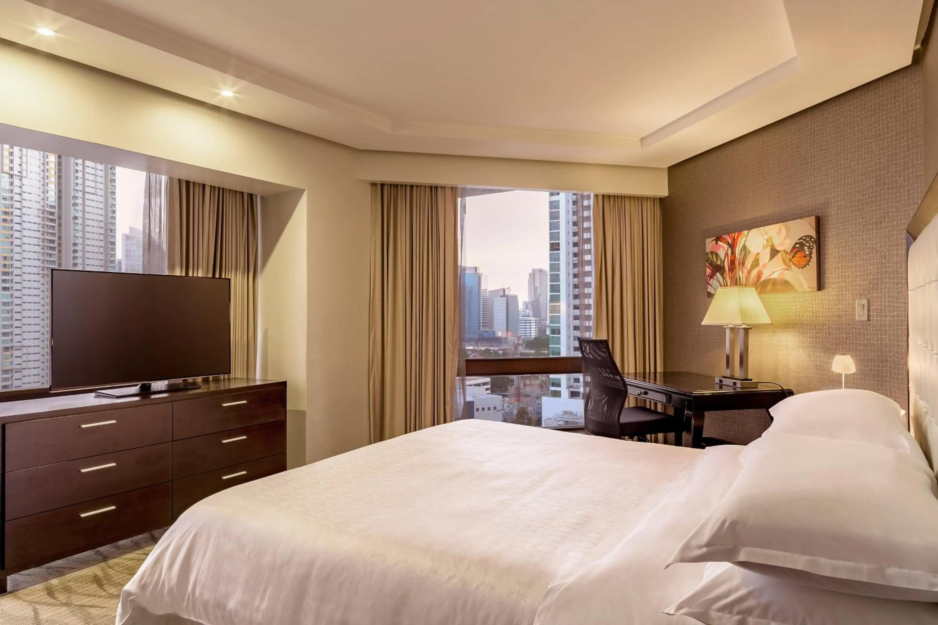 Photo of the whole room, Bed in Sheraton Grand Panama
