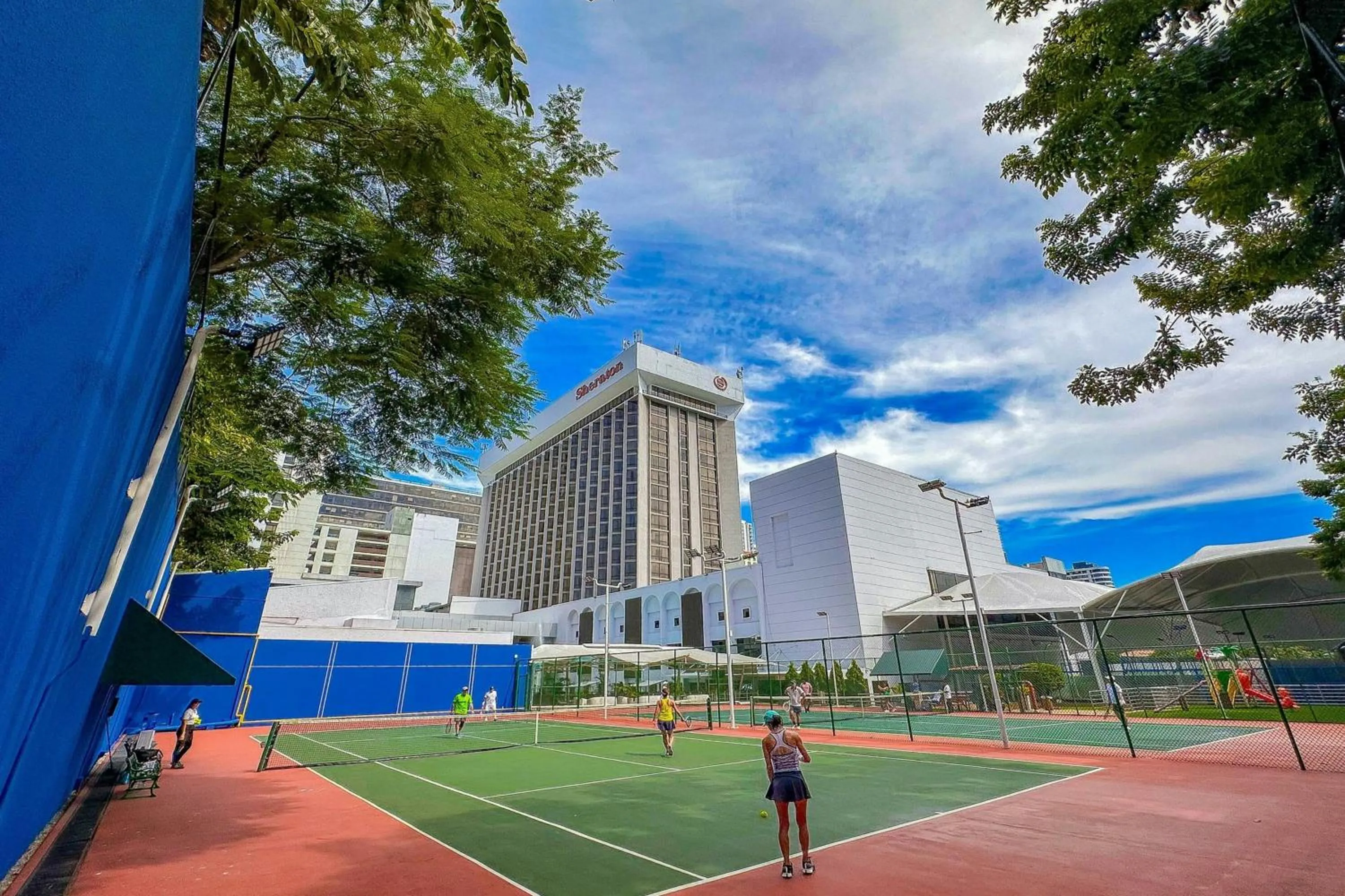 Tennis court in Sheraton Grand Panama